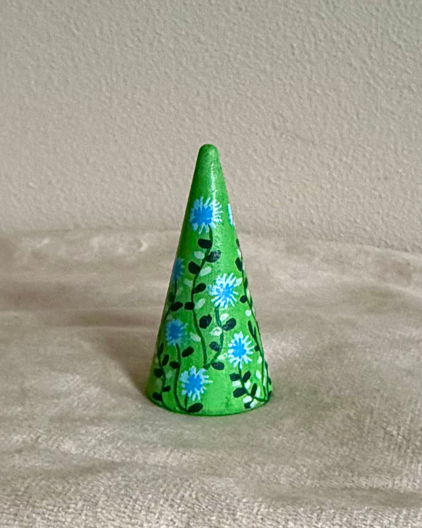 green ringholder with blue flowers