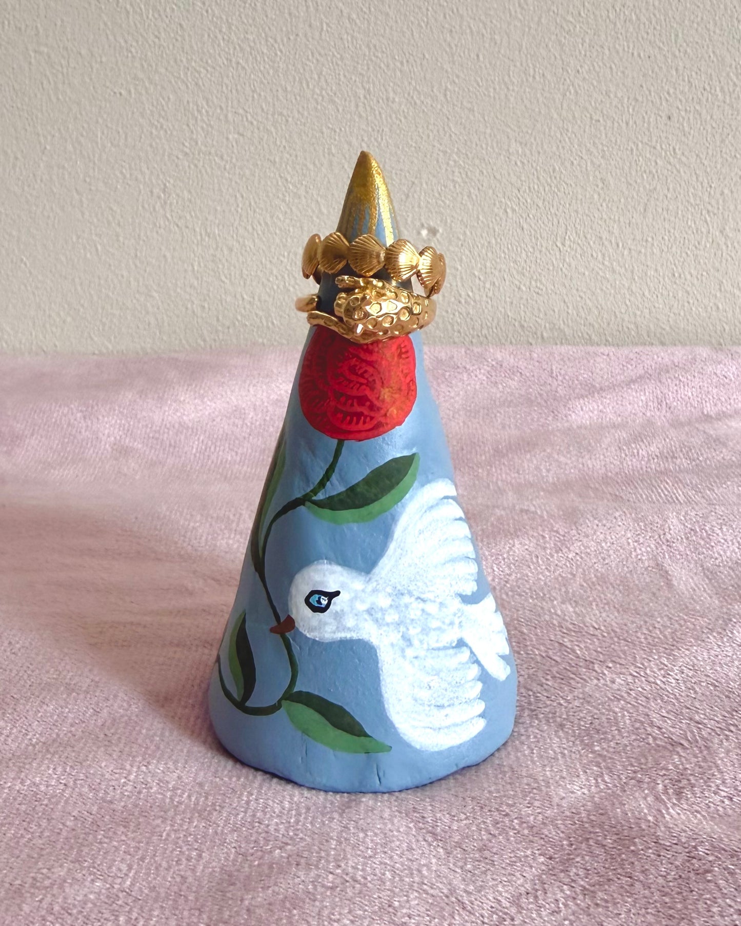 Blauwe ringkegel met witte vogel en rode rozen