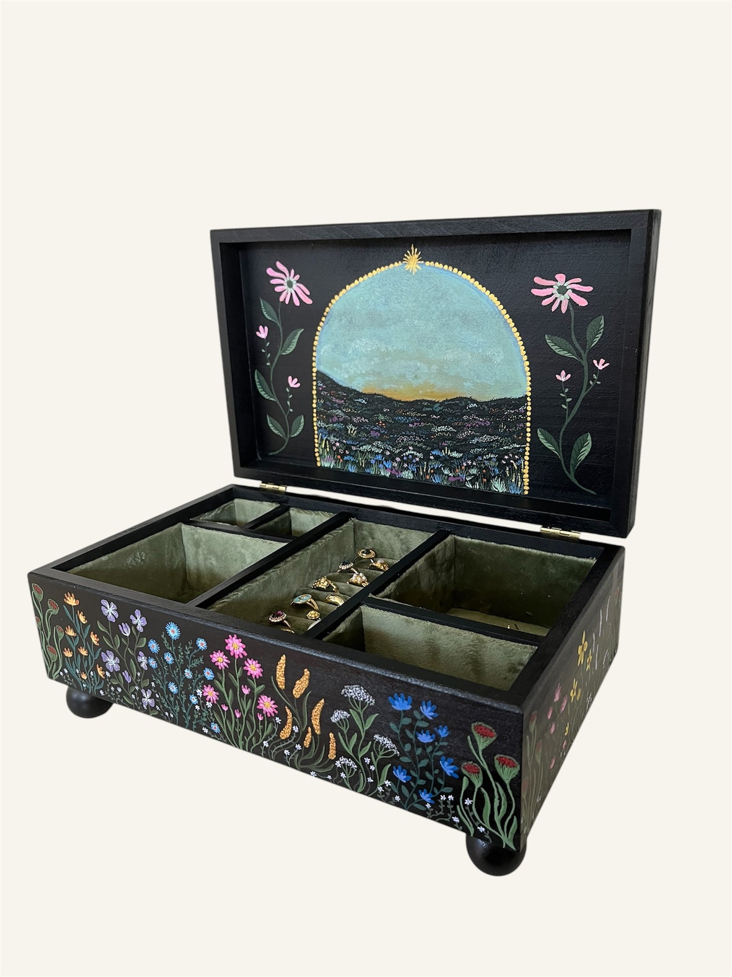 binnenkant sieradendoos bloemen kleurijk en bekleding