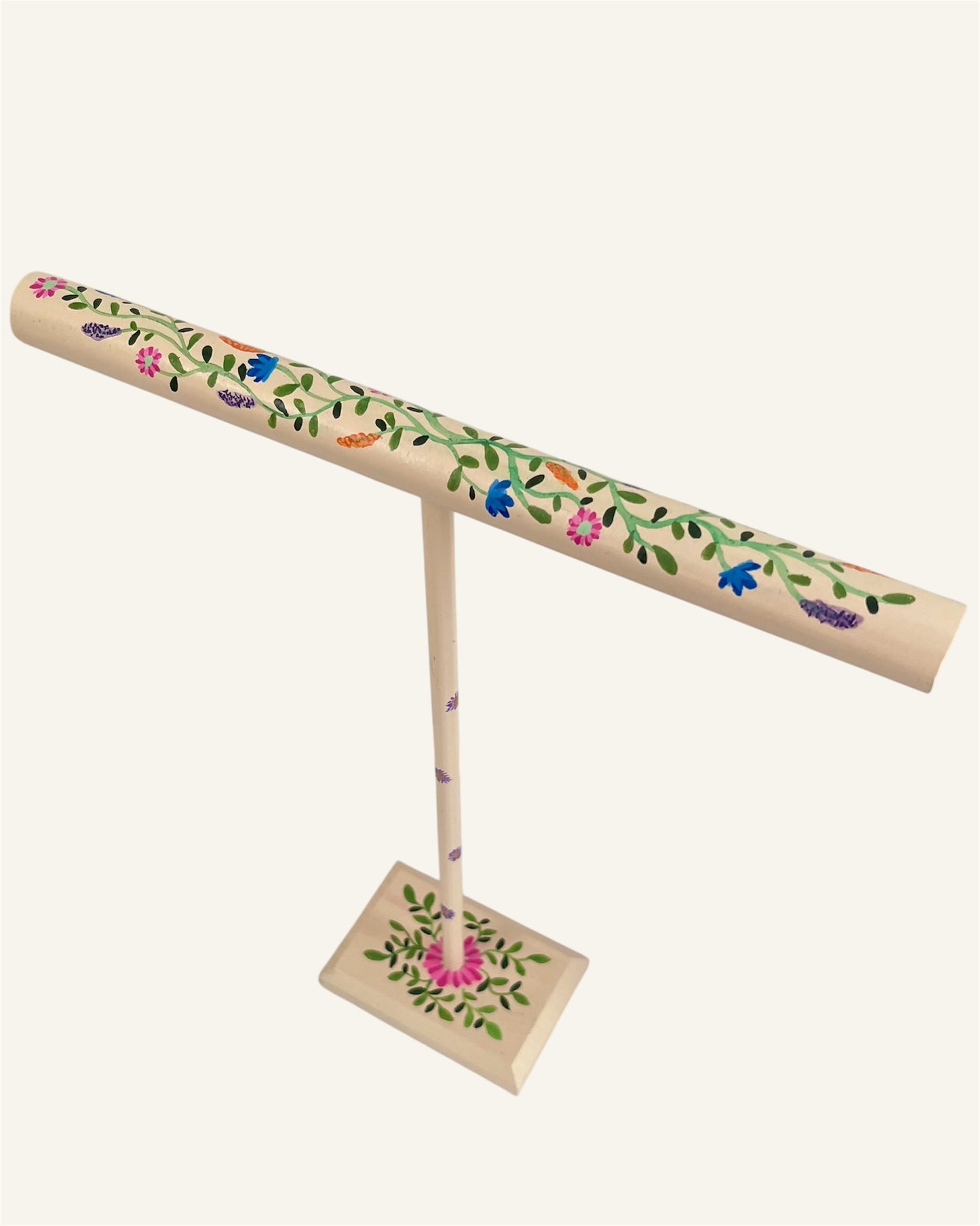 beige kettingenstandaard voor armbanden en kettingen opruimen kleurrijk vintage en goude sieraden