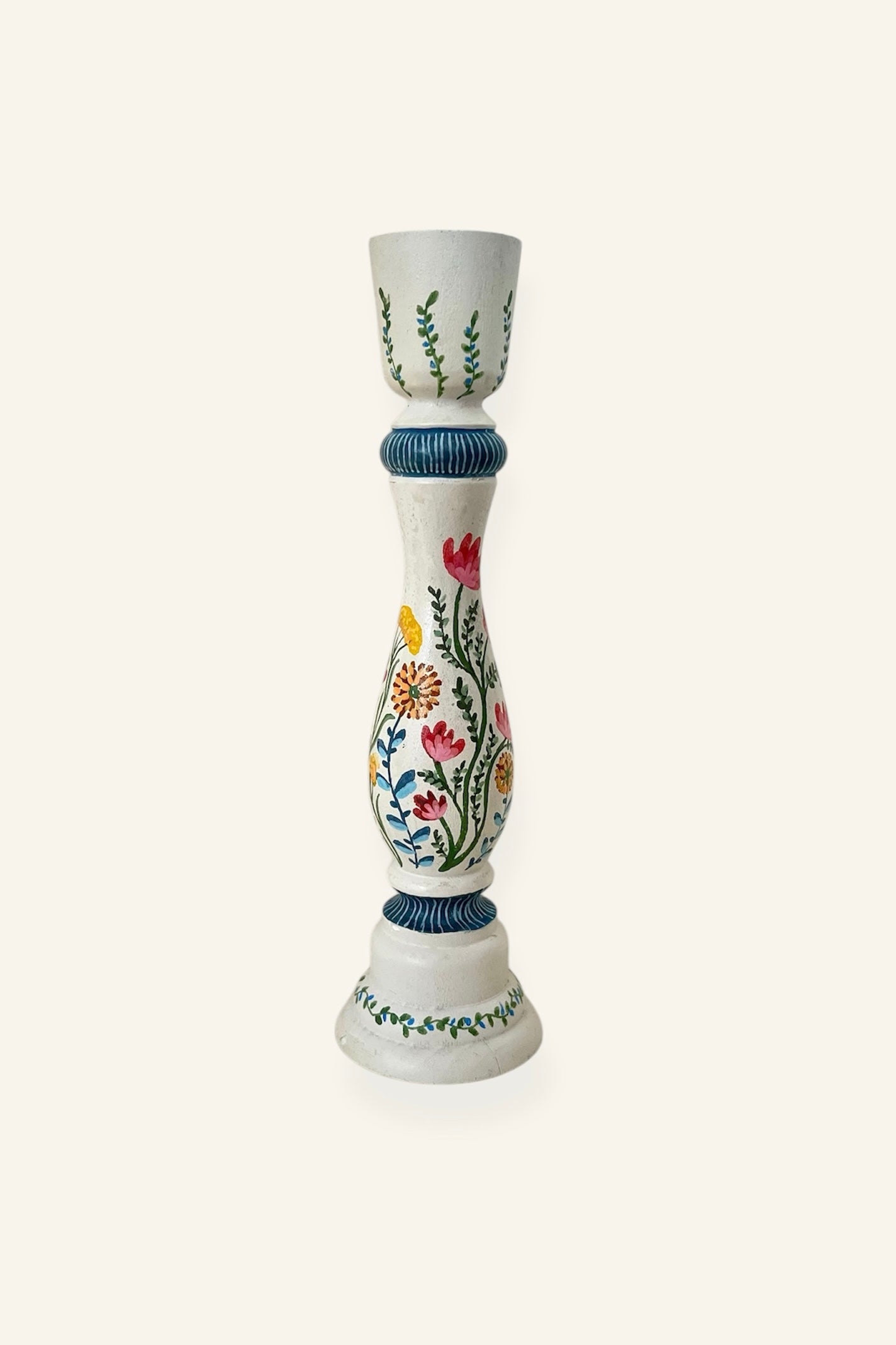 handbeschilderde kandelaar wit met wilde bloemen voor interieur