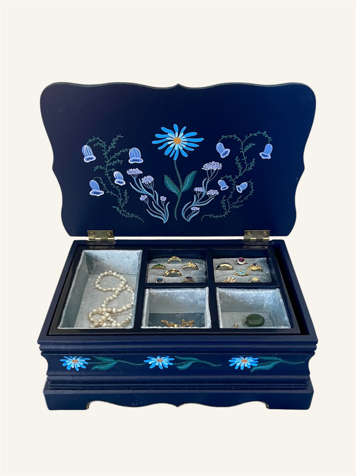 binnenkant van luxe sieradendoos met fluwelen blauw bekleding