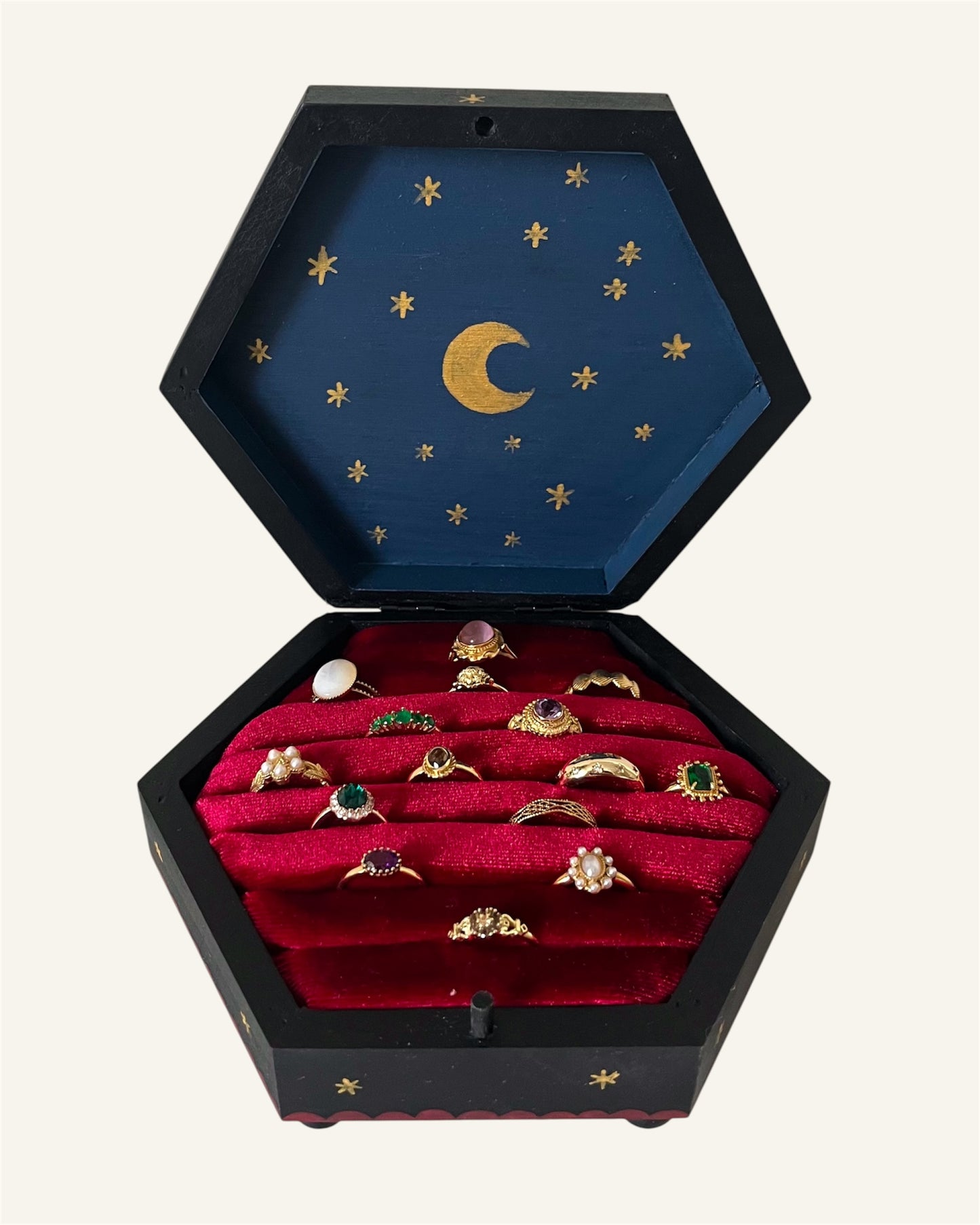 black jewelrybox with flowers and stars en red velvet lining