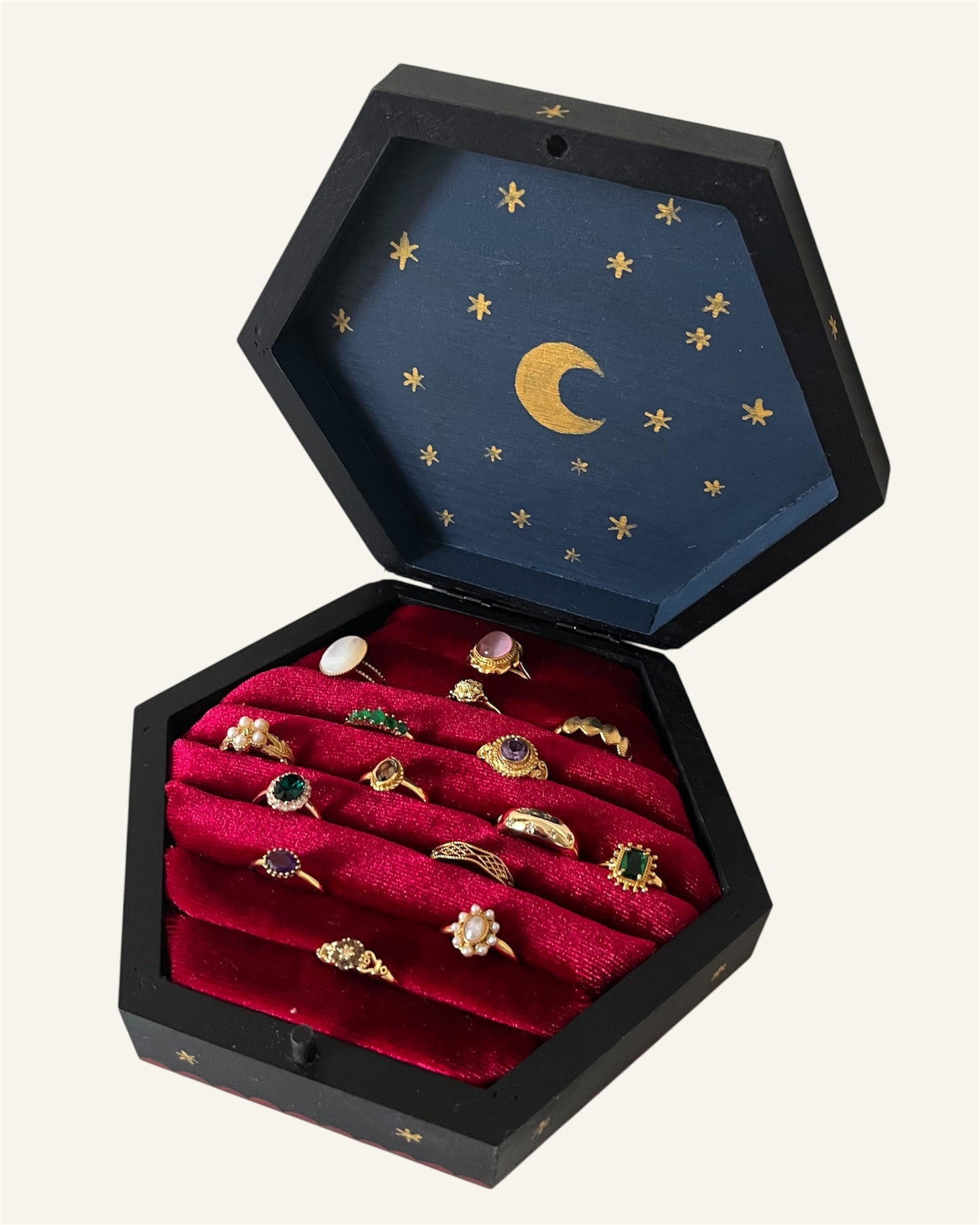 black jewelrybox with red velvet lining flower design en nightsky