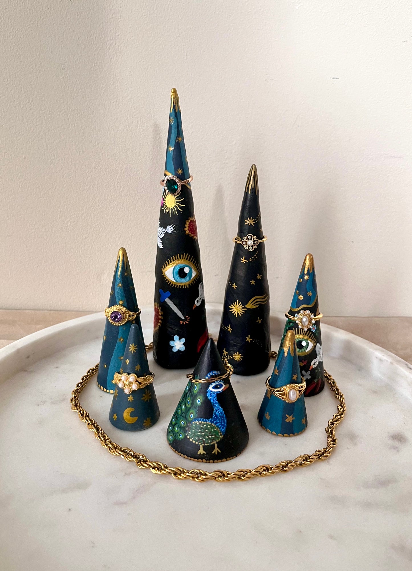 handbeschilderde ringkegels voor mooie sieraden met kleurrijk design