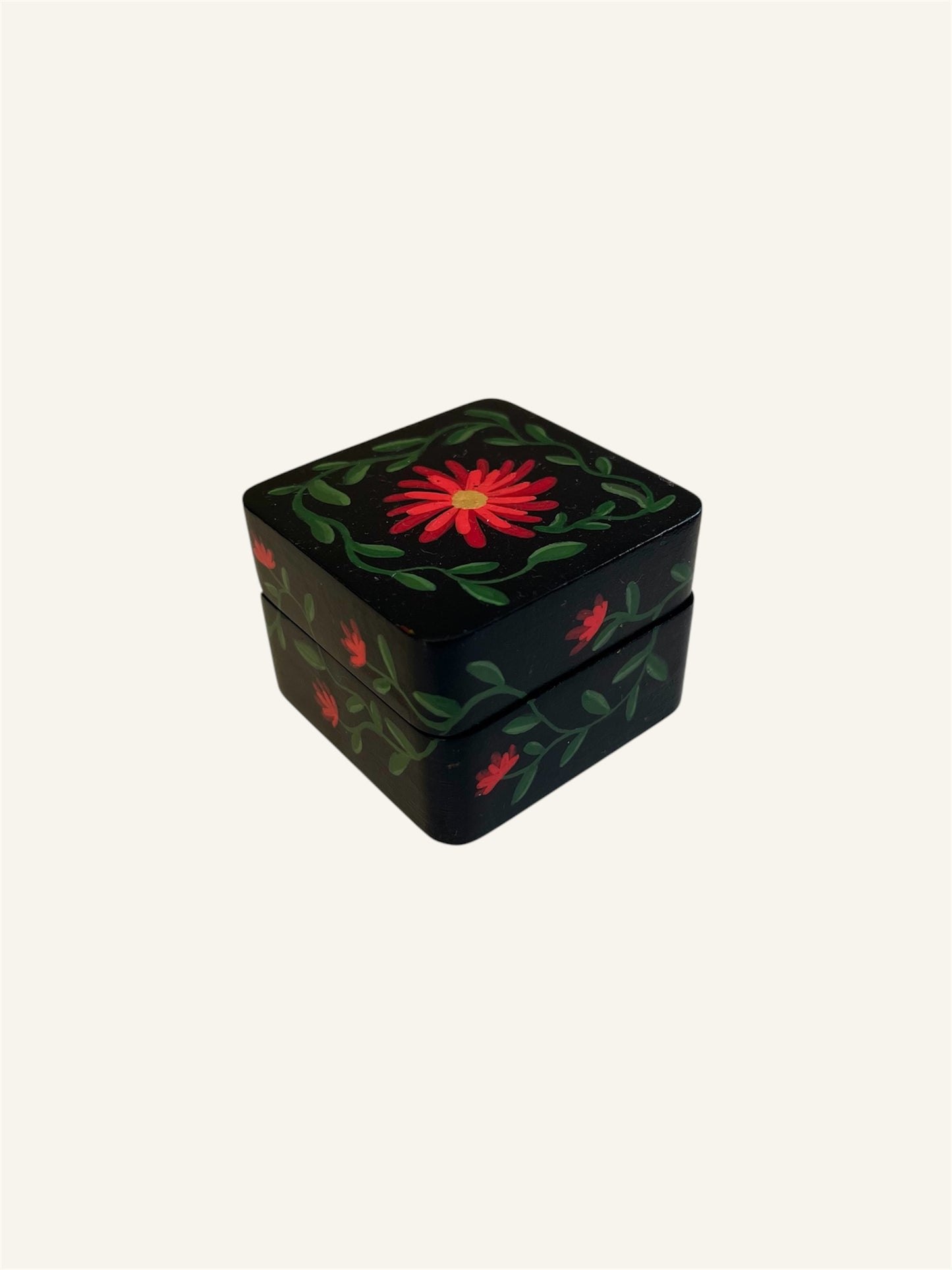 zwart met rood ringkistje met bloemen en goudkleurige details en fluwelen bekleding
