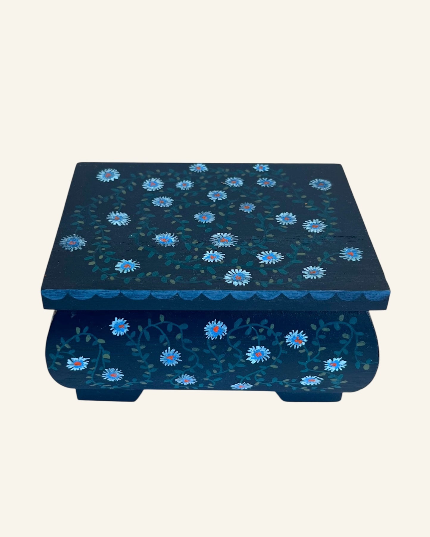 donkerblauwe ringkist met bloemen