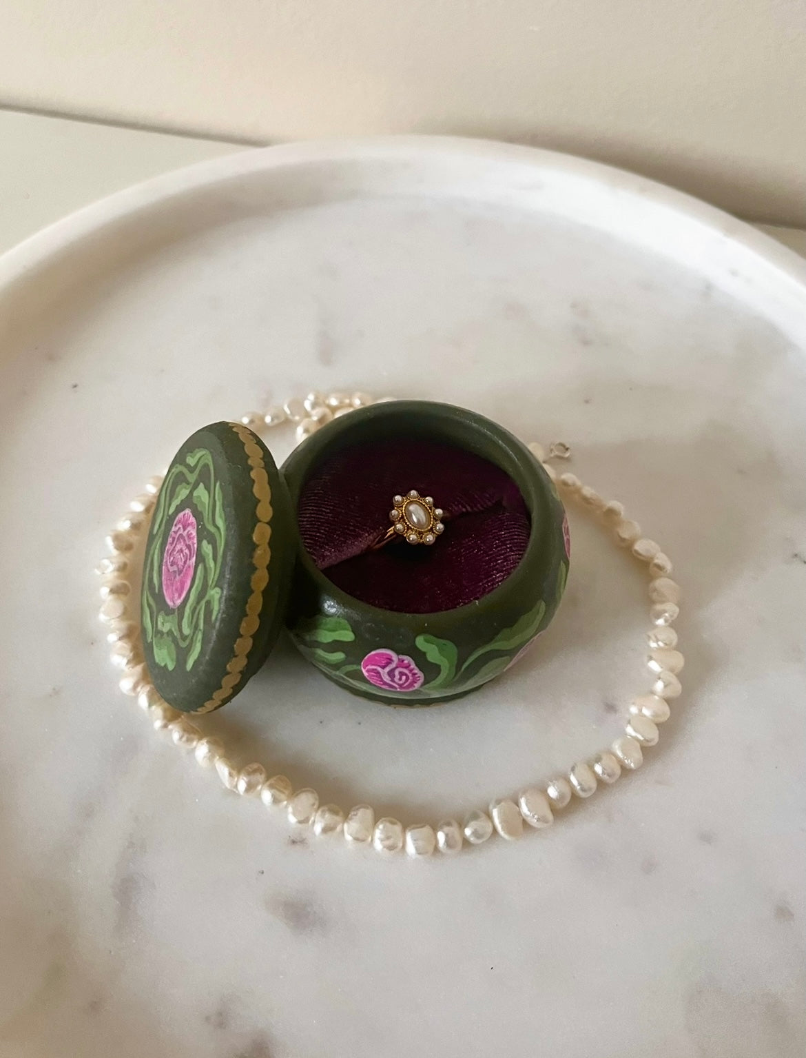 ringkistje binnenkant roze fluweel vintage ring