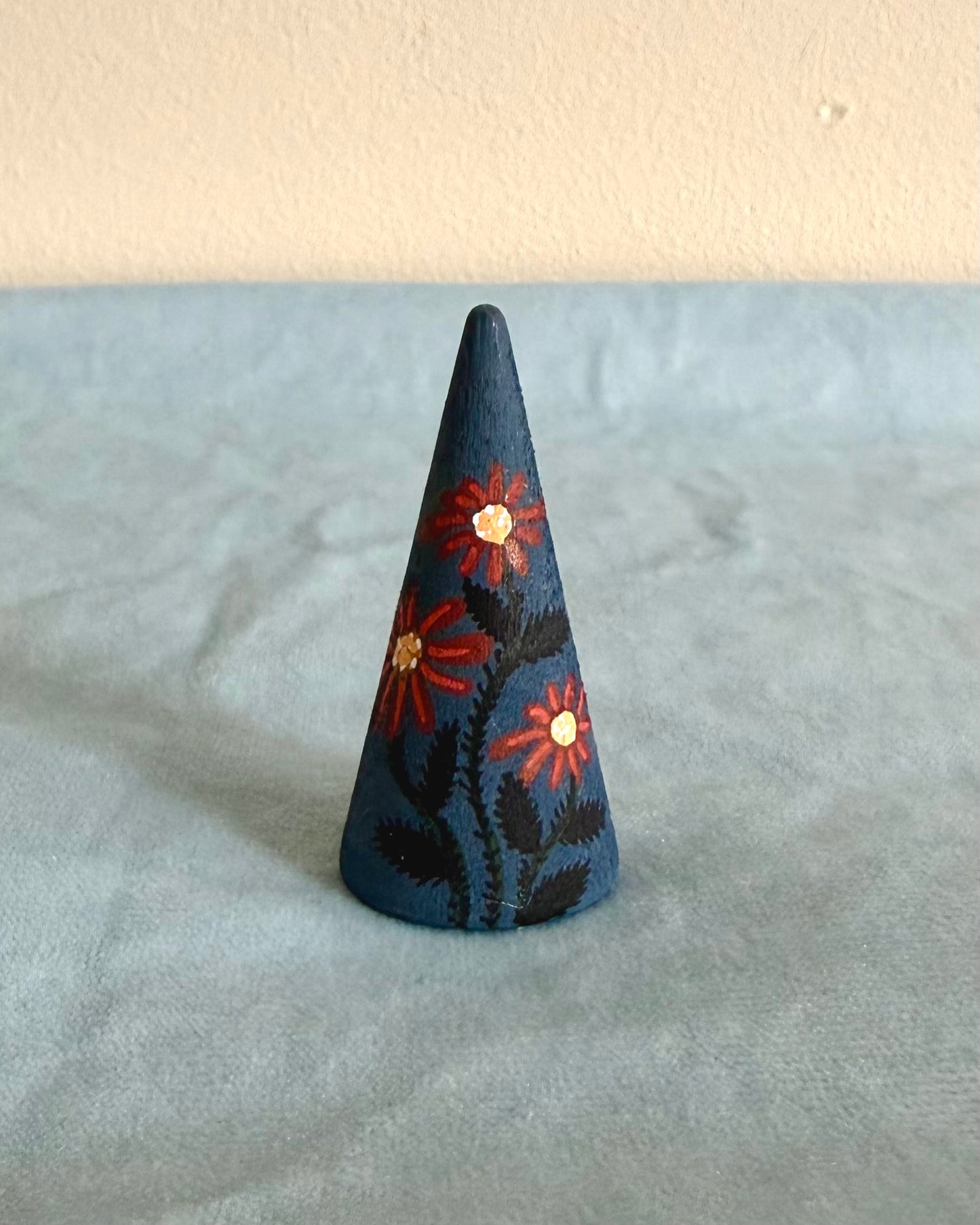 Blauwe ringkegel met rode bloemen