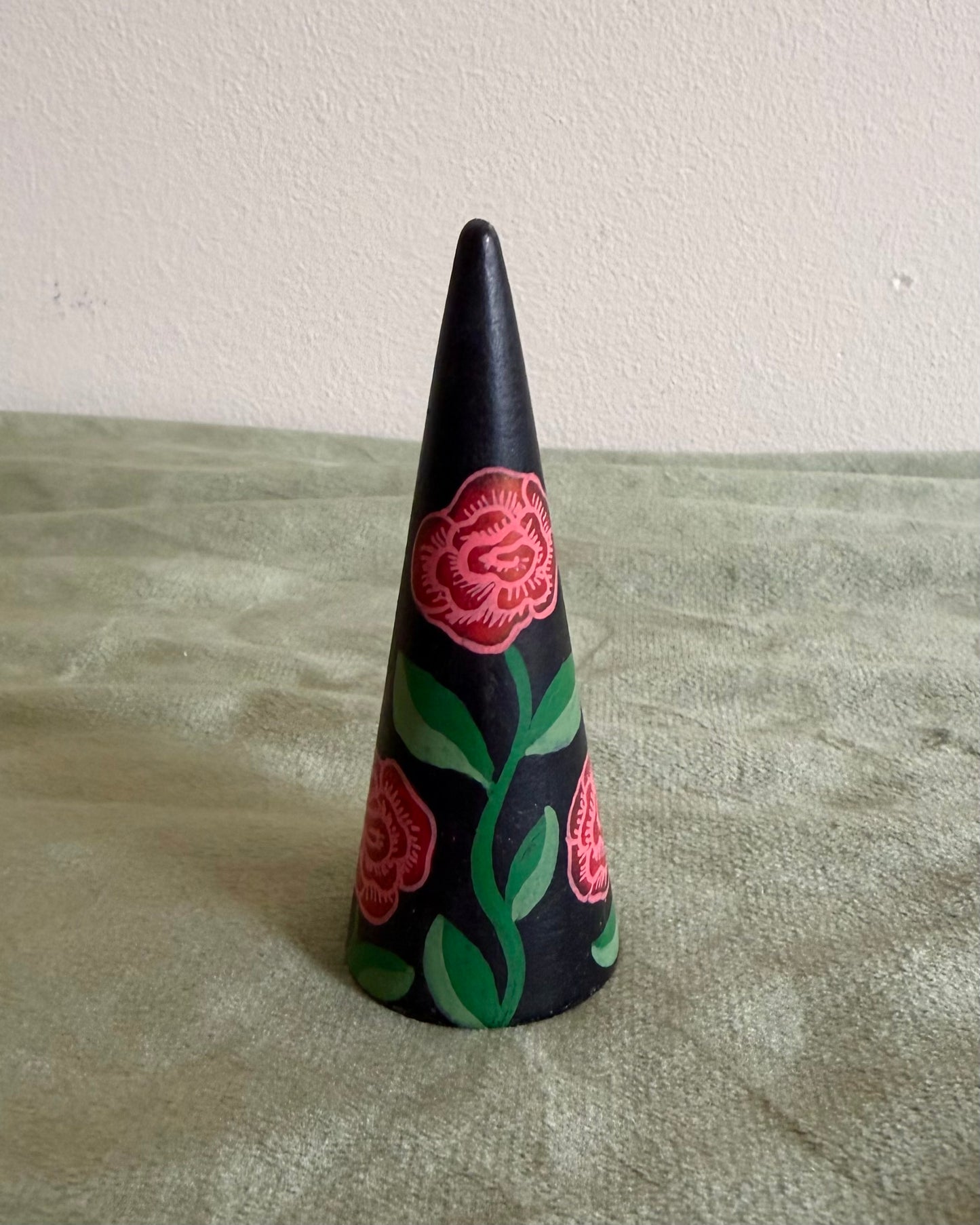 black ringcone with red roses for vintage golden rings