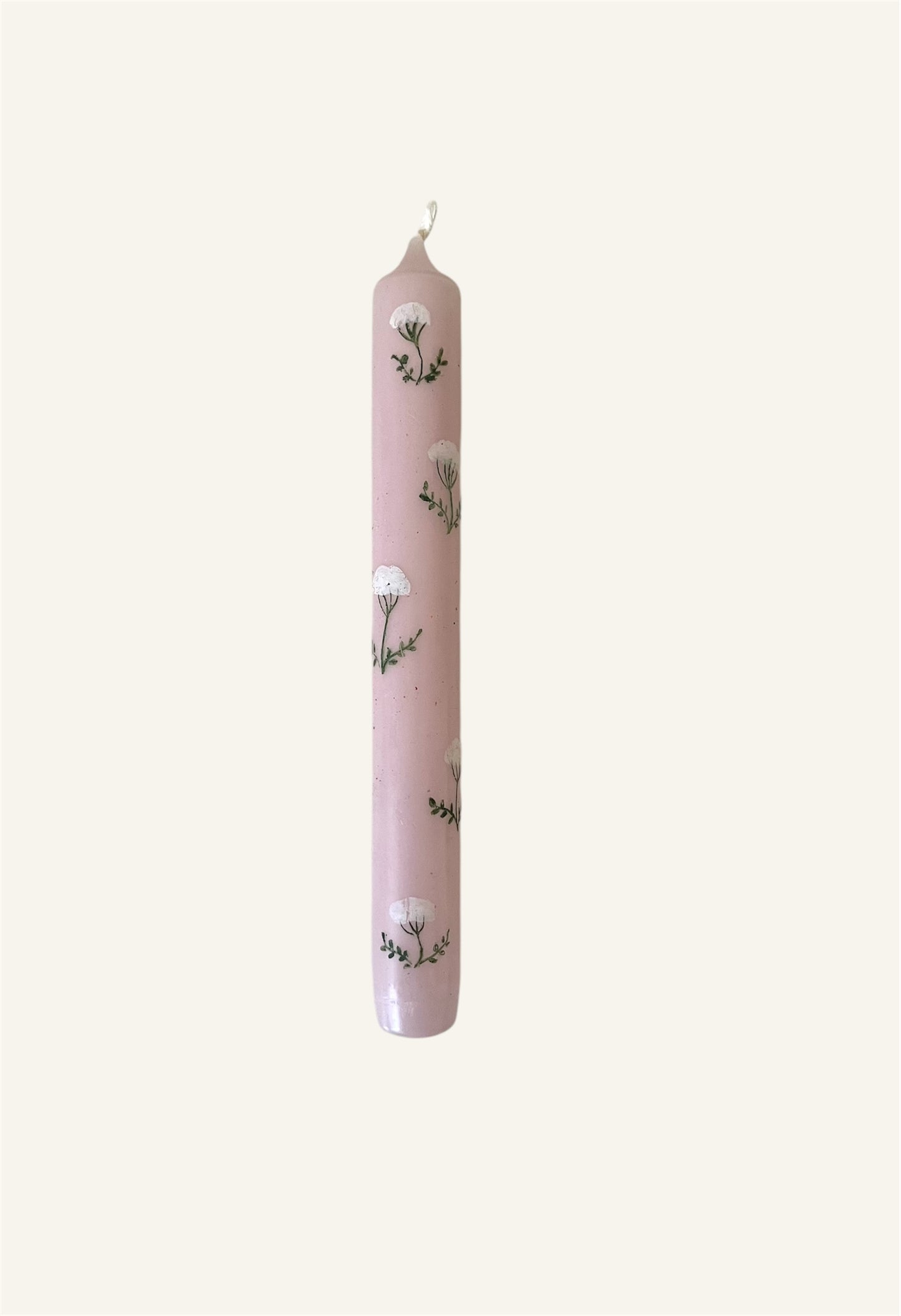 roze kaars met witte bloemen