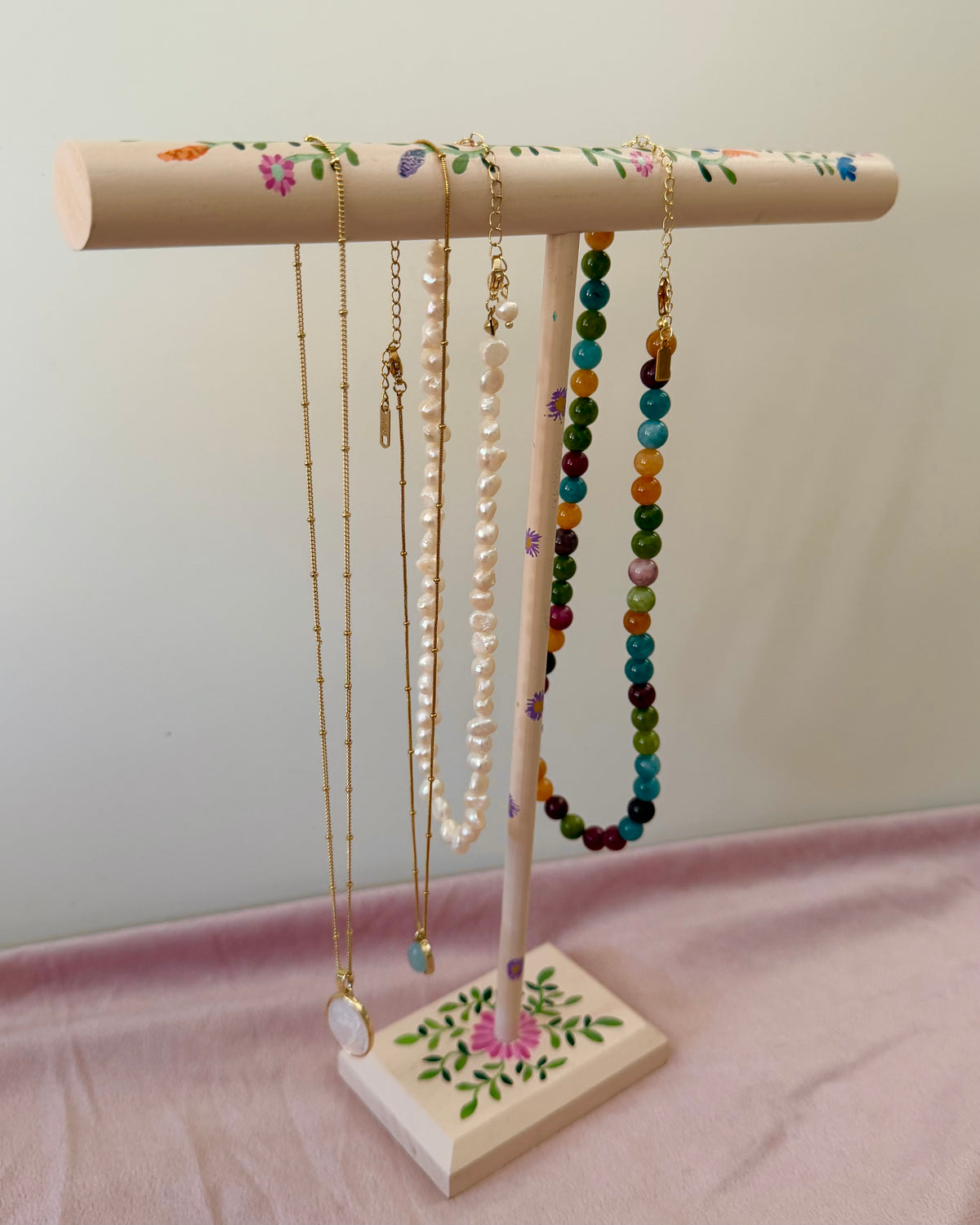 Beige kettingrekje met kleurijke bloemen 