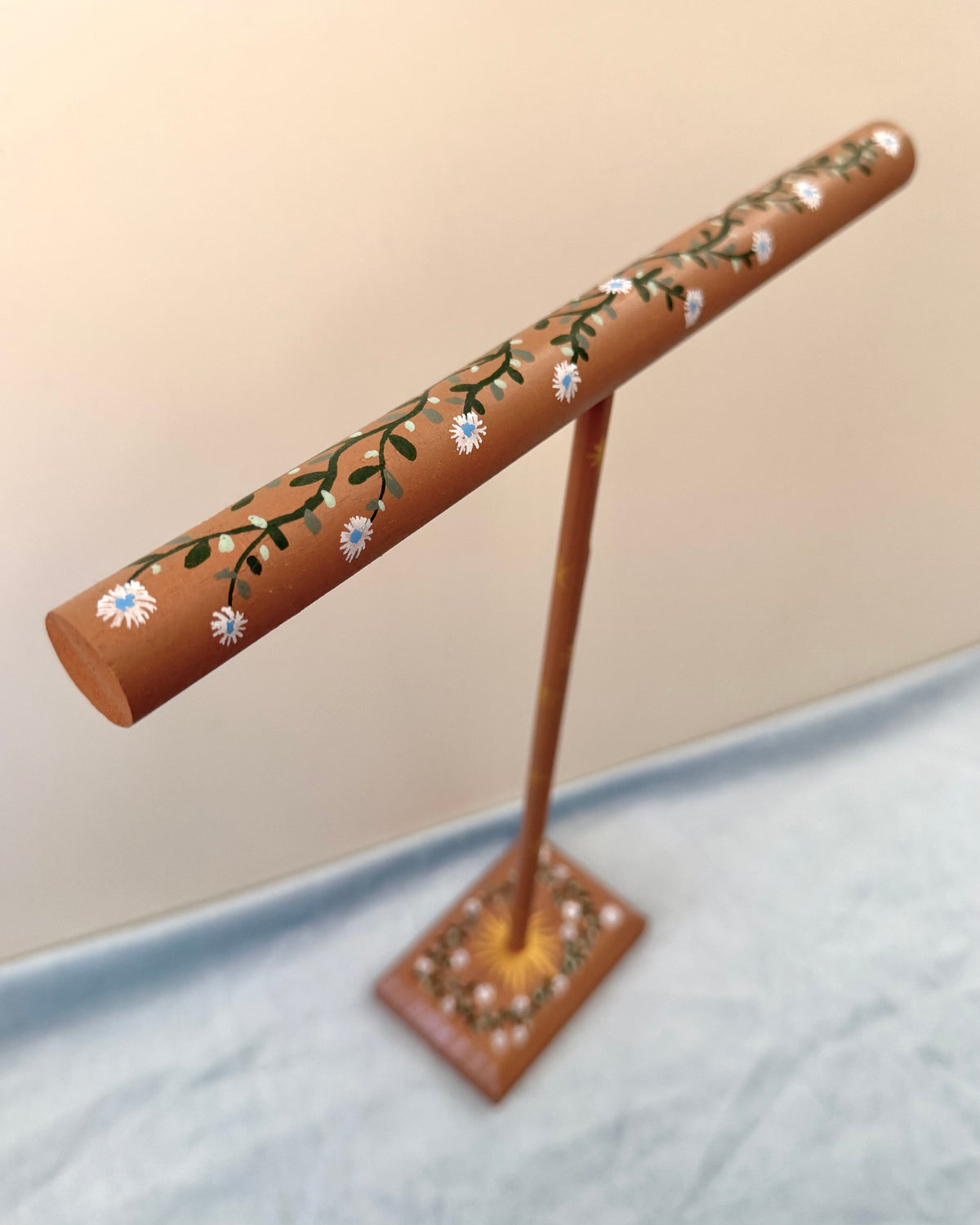 Rekje voor sieraden en kettingen beschilderd met bloemen