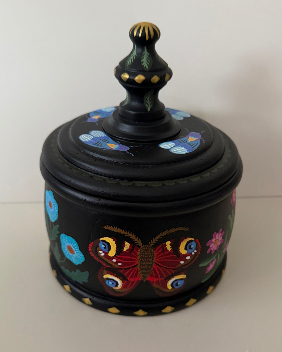 Outside of vintage jewelrybox with handpainted illustrations 