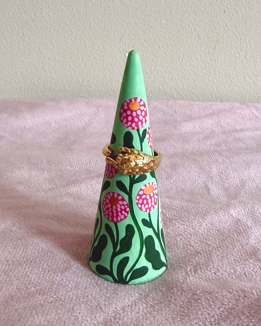 Sage green ringkegel met roze dahlias