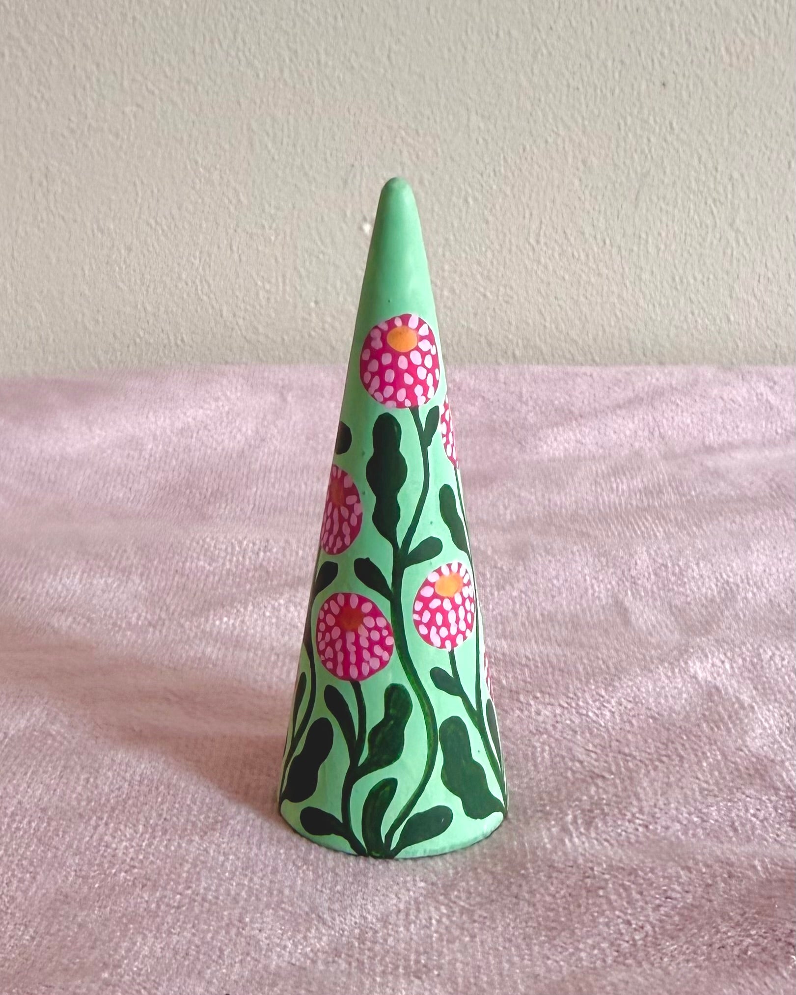 Sage green ringkegel met roze dahlias