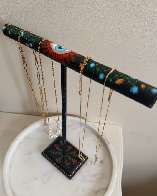 zwart rekje met kleurijke handbeschilderde bloemen voor het opbergen van kettingen en armbanden