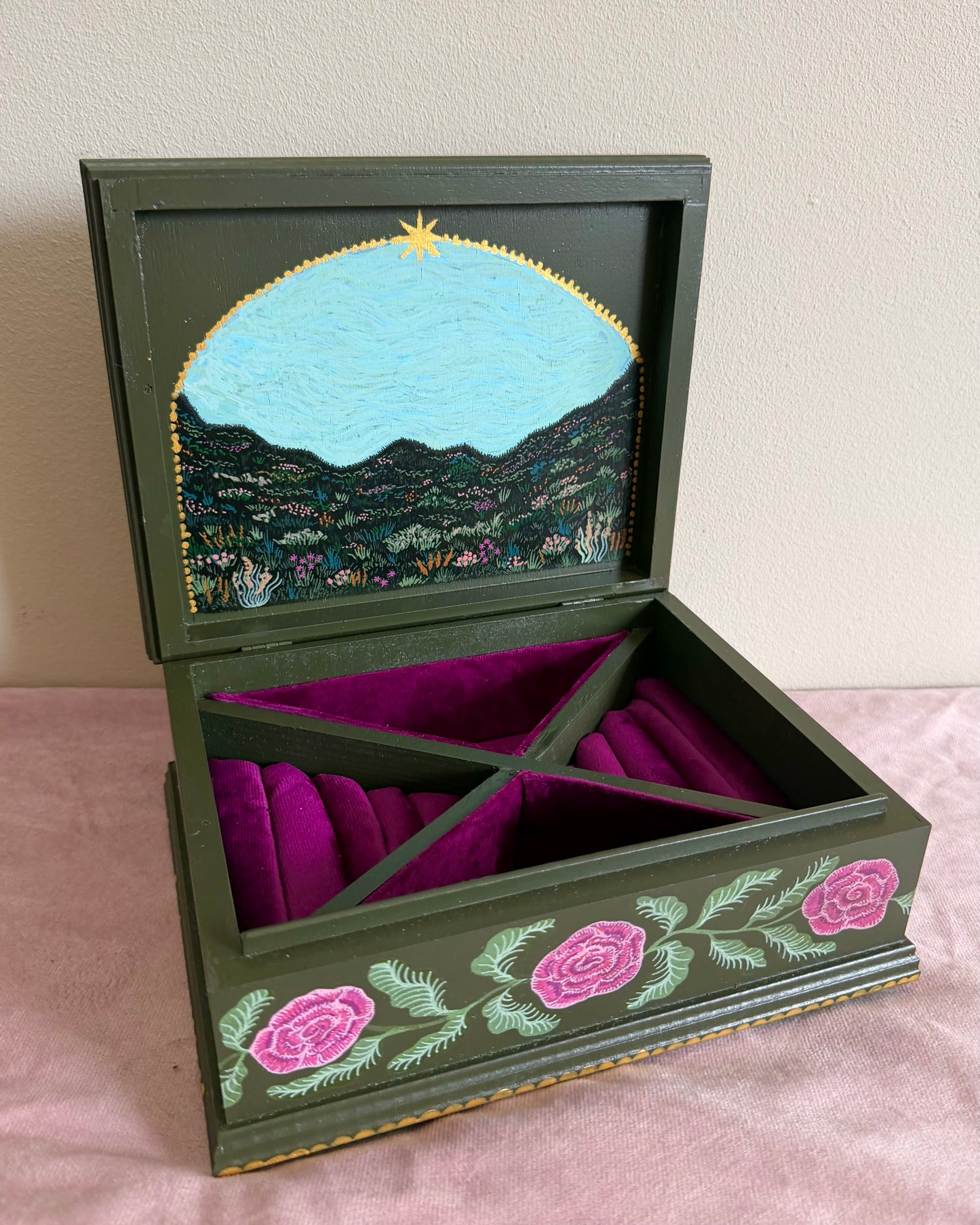 Groene sieradendoos met magenta fluweel en wareme tinten bloemen
