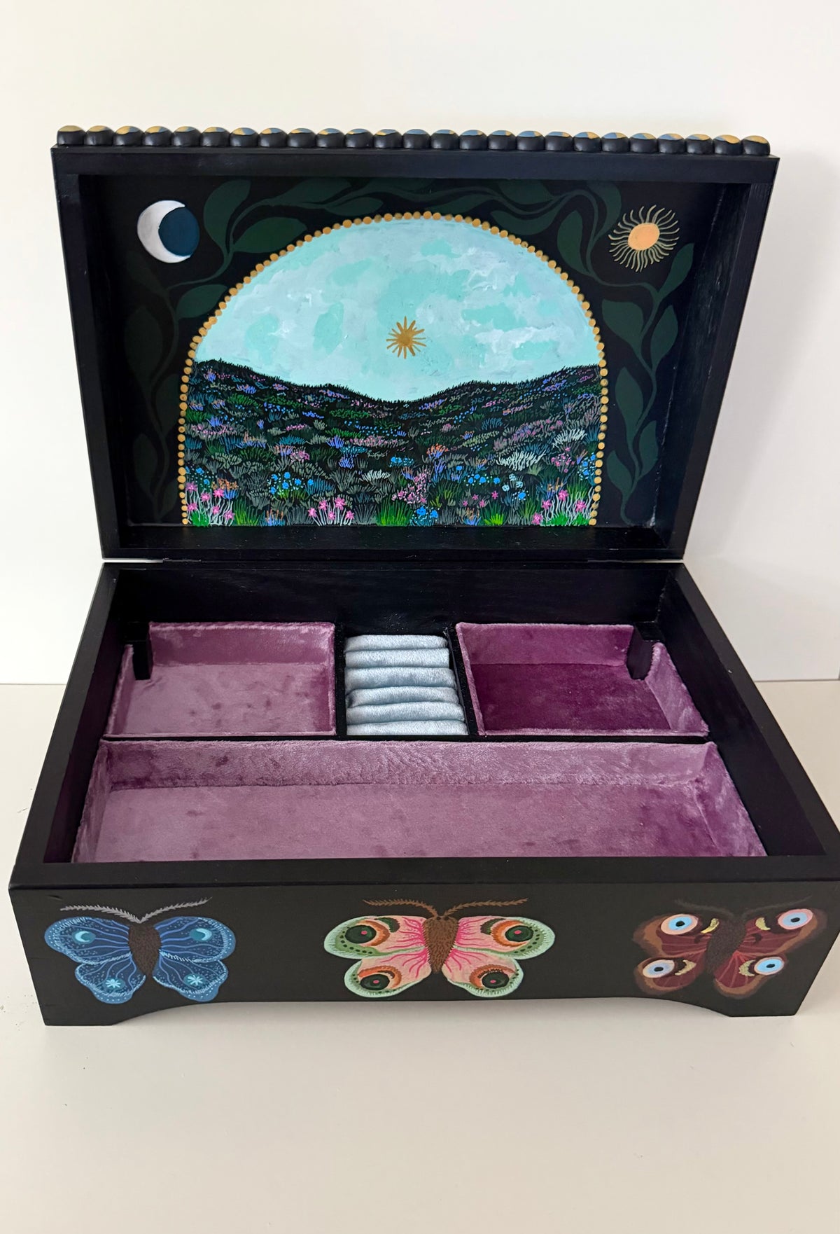 Binnenkant van handbeschilderde sieradendoos 