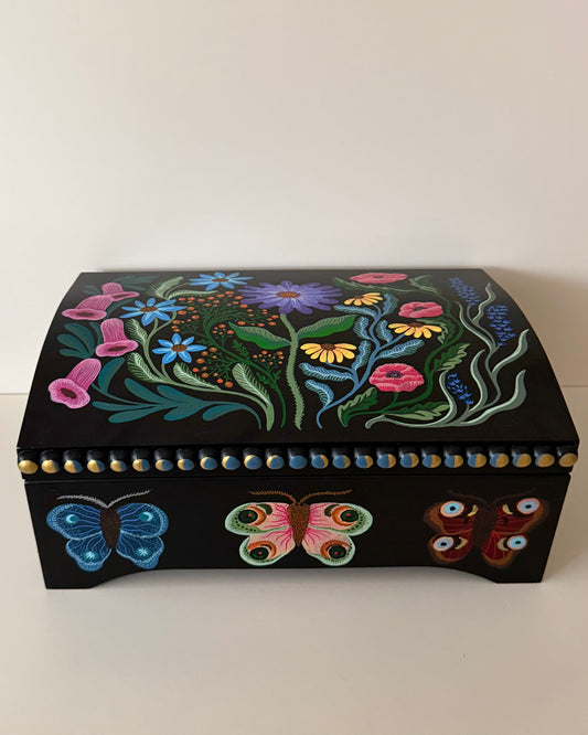 Colorful jewelrybox with handpainted illustrations for jewelrylovers 