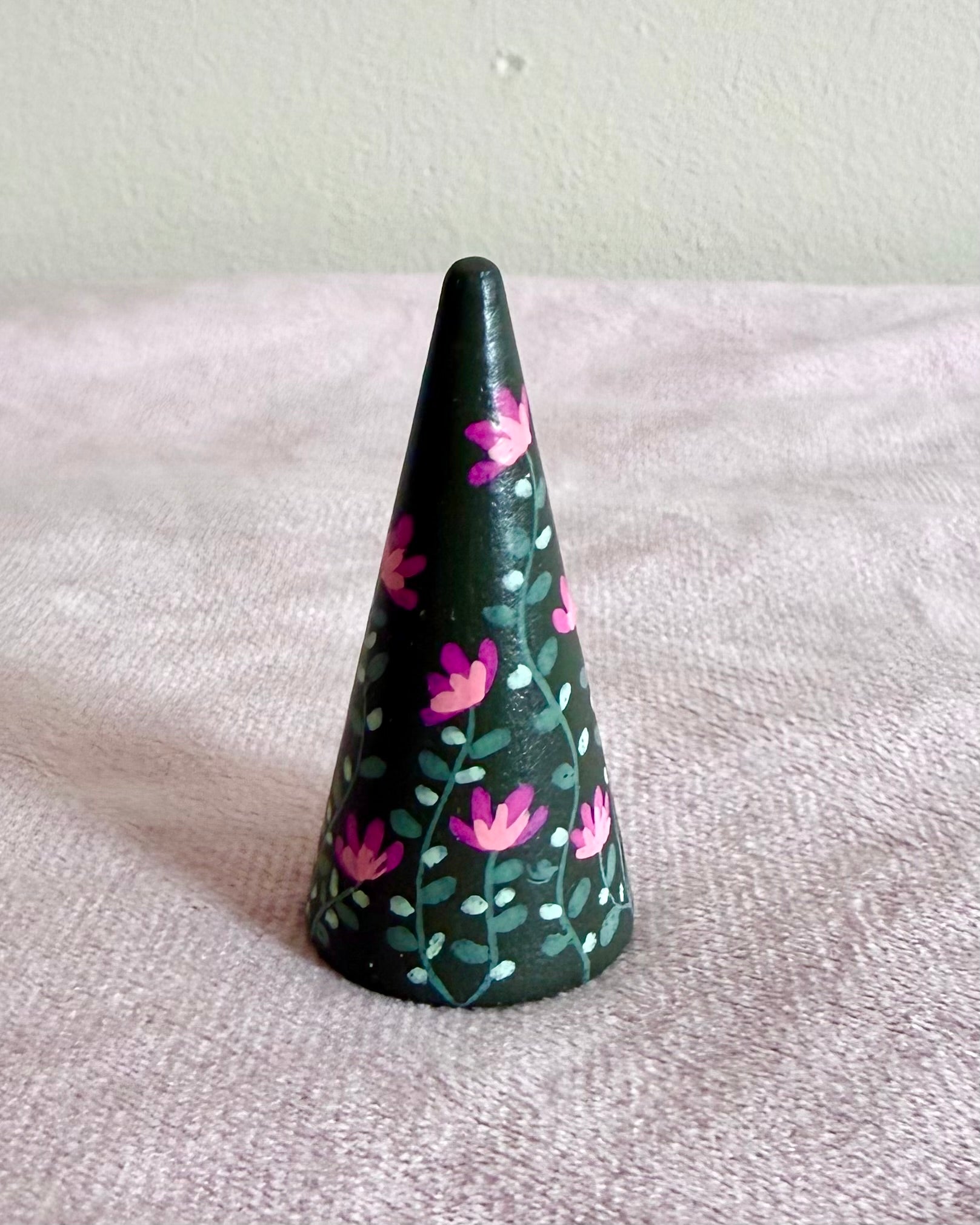 Groene ringhouder met roze bloemen