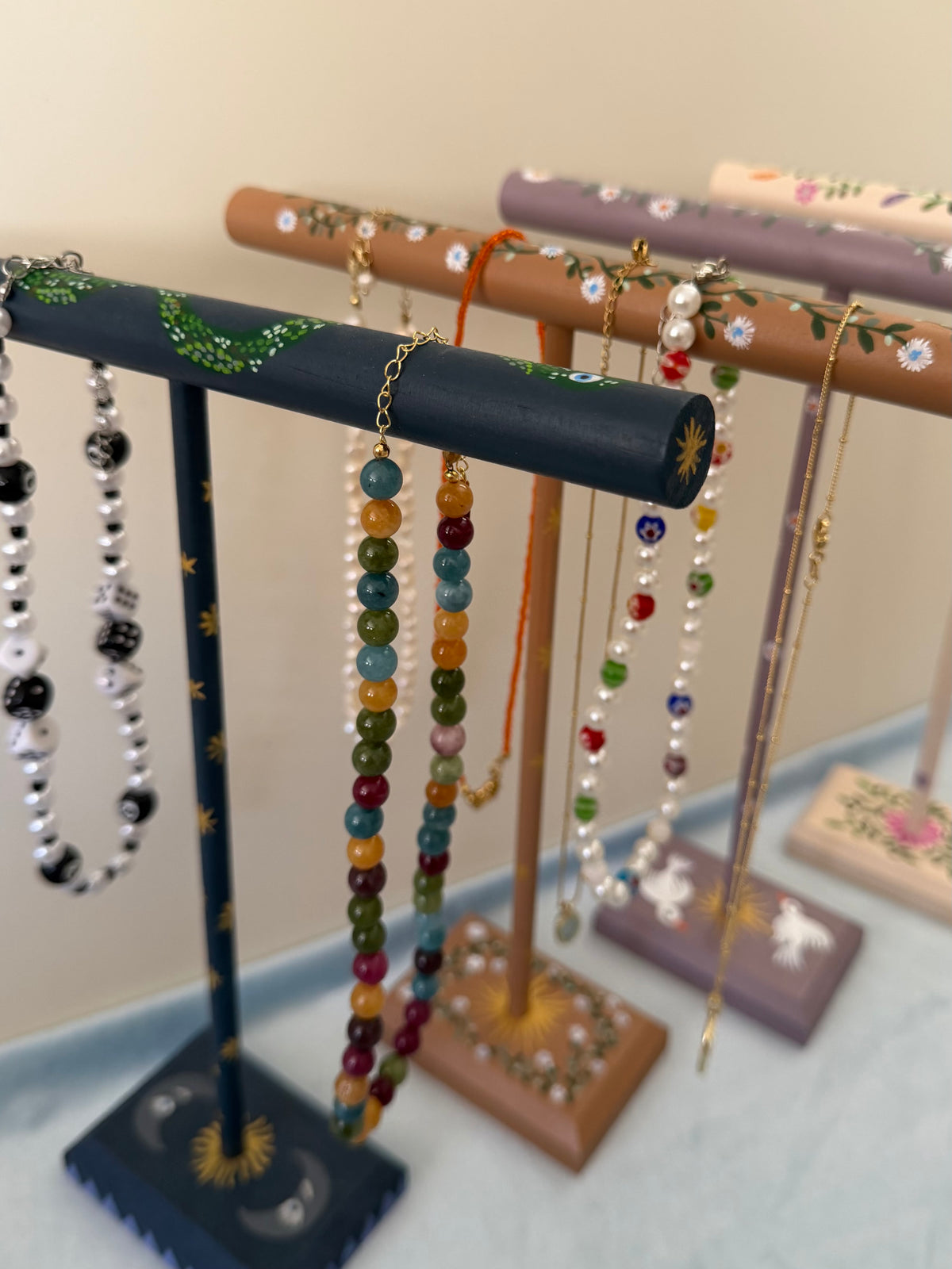 Kleurijke rekjes voor sieraden en kettingen