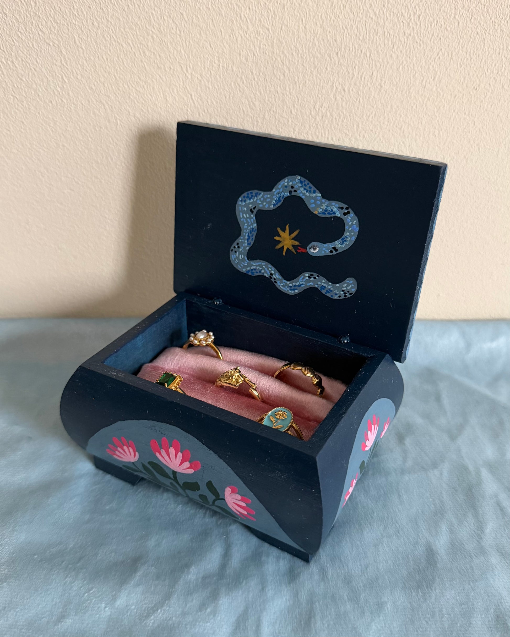 Handpainted floral jewelrybox for vintage goldrings bohemian 