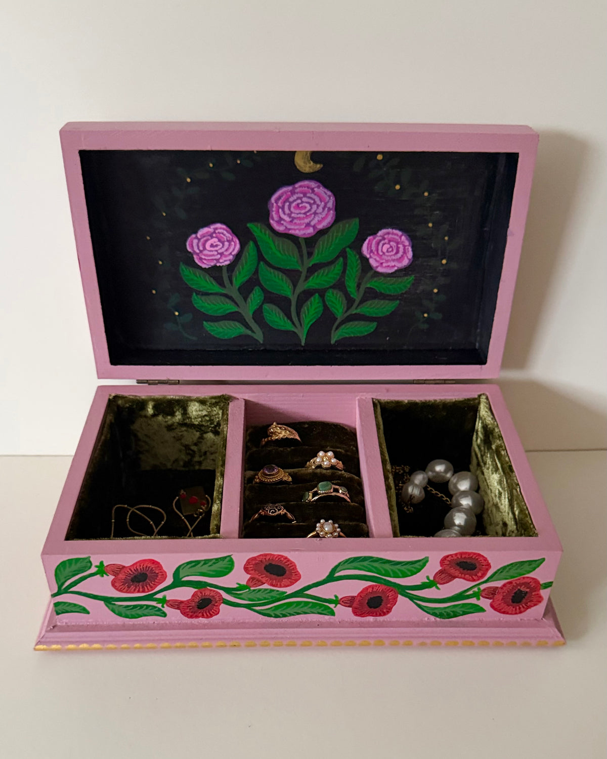 Pink jewelrybox with red flowers als green velvet lining 