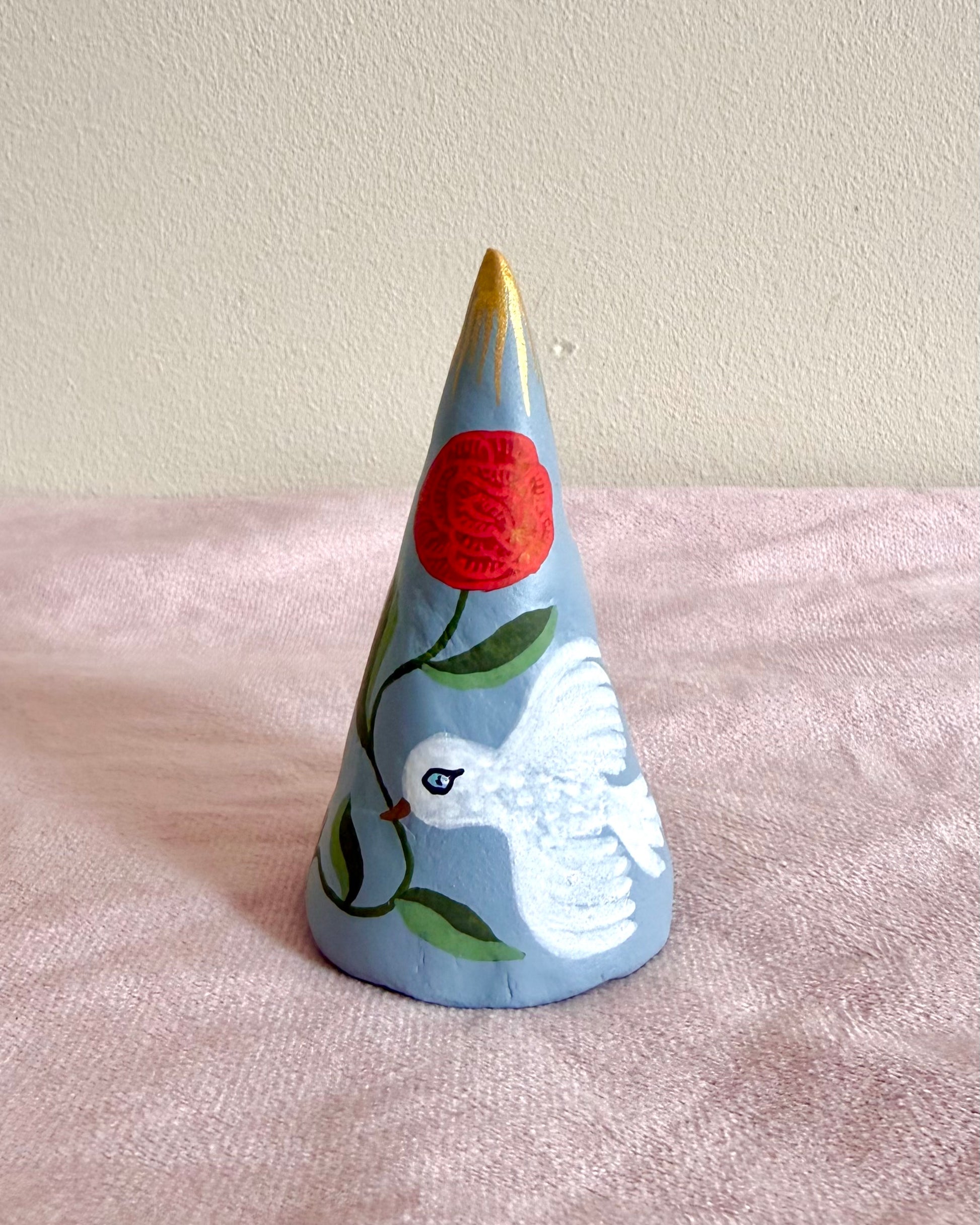 Ringhouder met witte vogel en rode roos