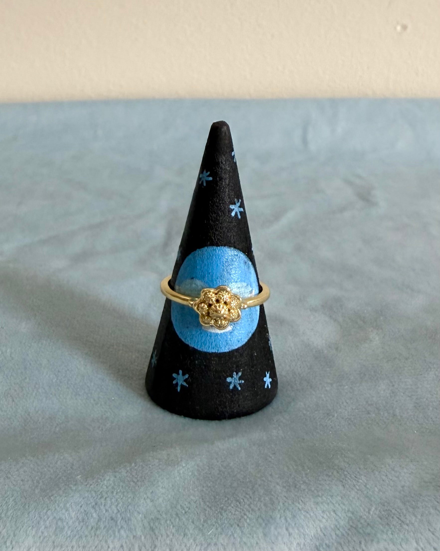 zwarte ringkegel met blauwe maan en sterren