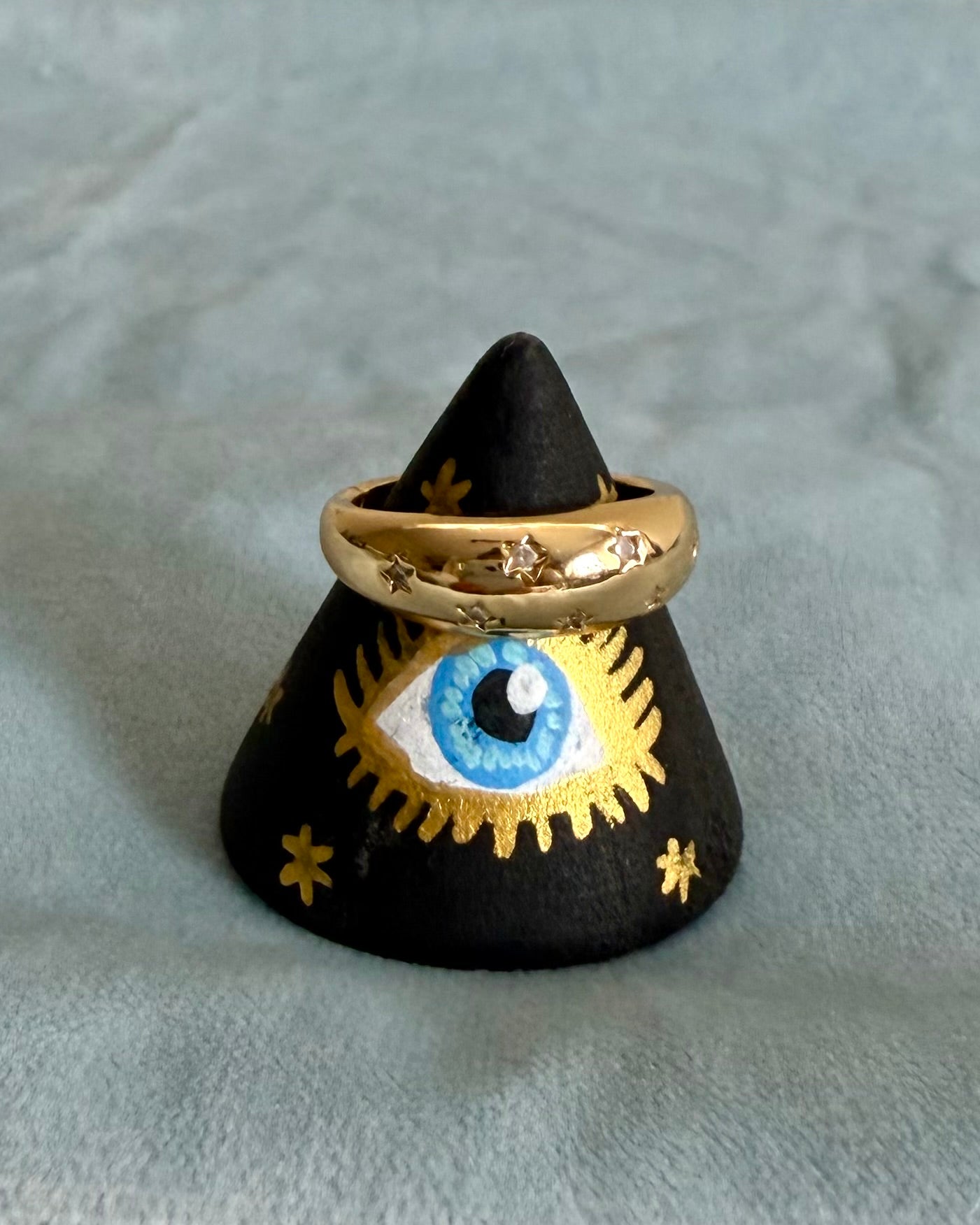 Zwarte ringkegel met handbeschilderd oog