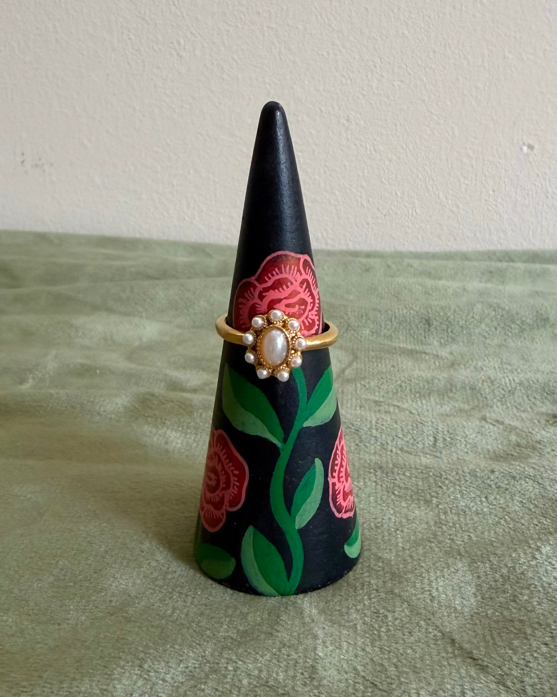 balnk ringholder with red roses and golden ring