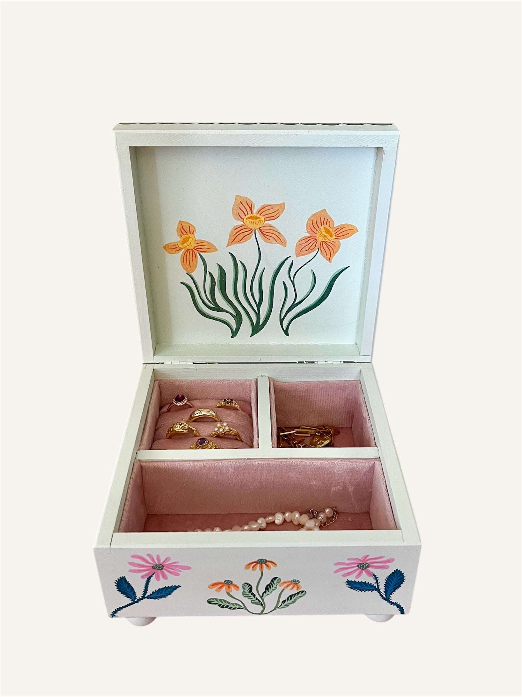 handbeschilderde sieradendoos met roze bekleding en bloemen lente 