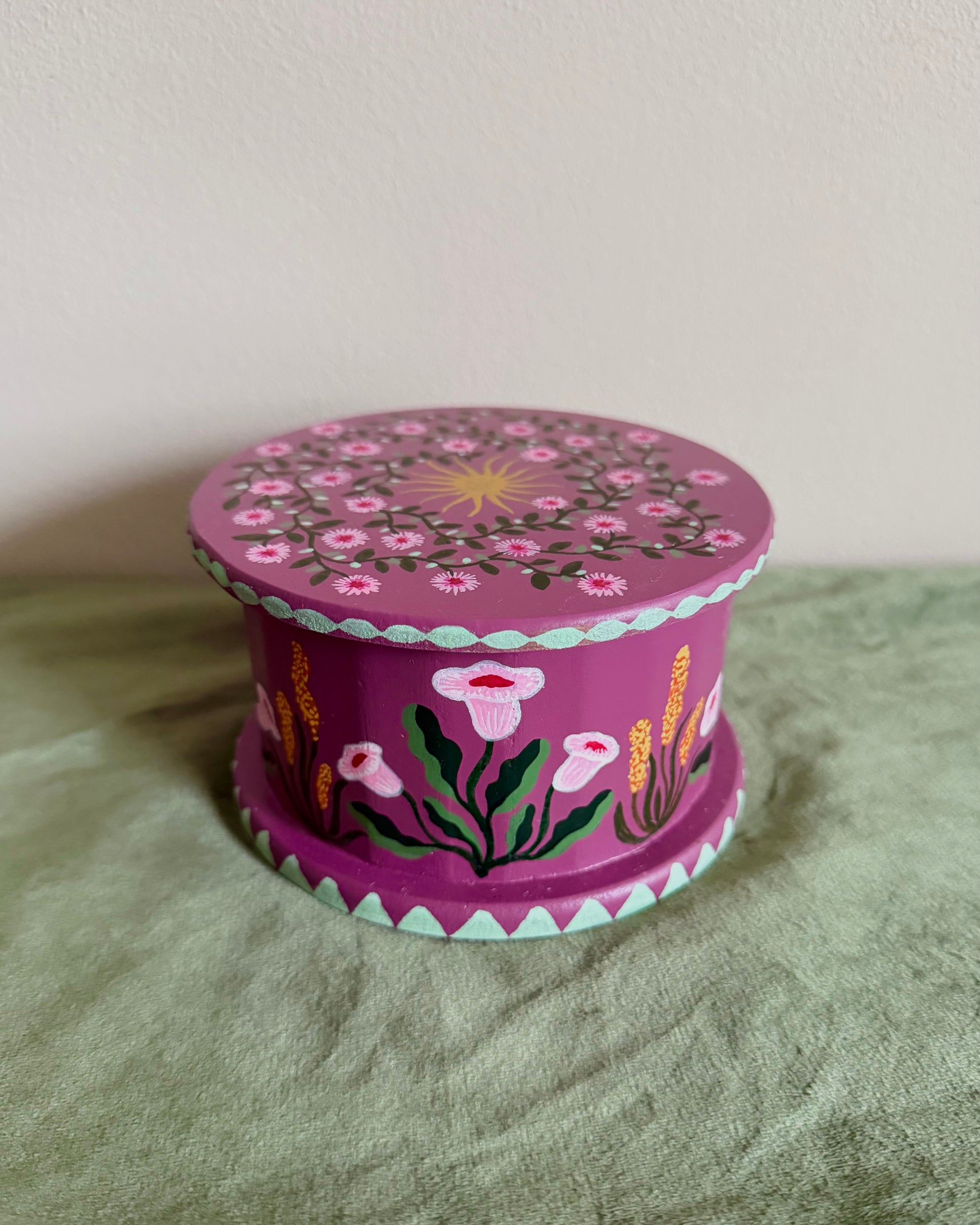 Hnapainted floral Ringbox for vintage gold jewelrylovers and jewelrycollectors 
