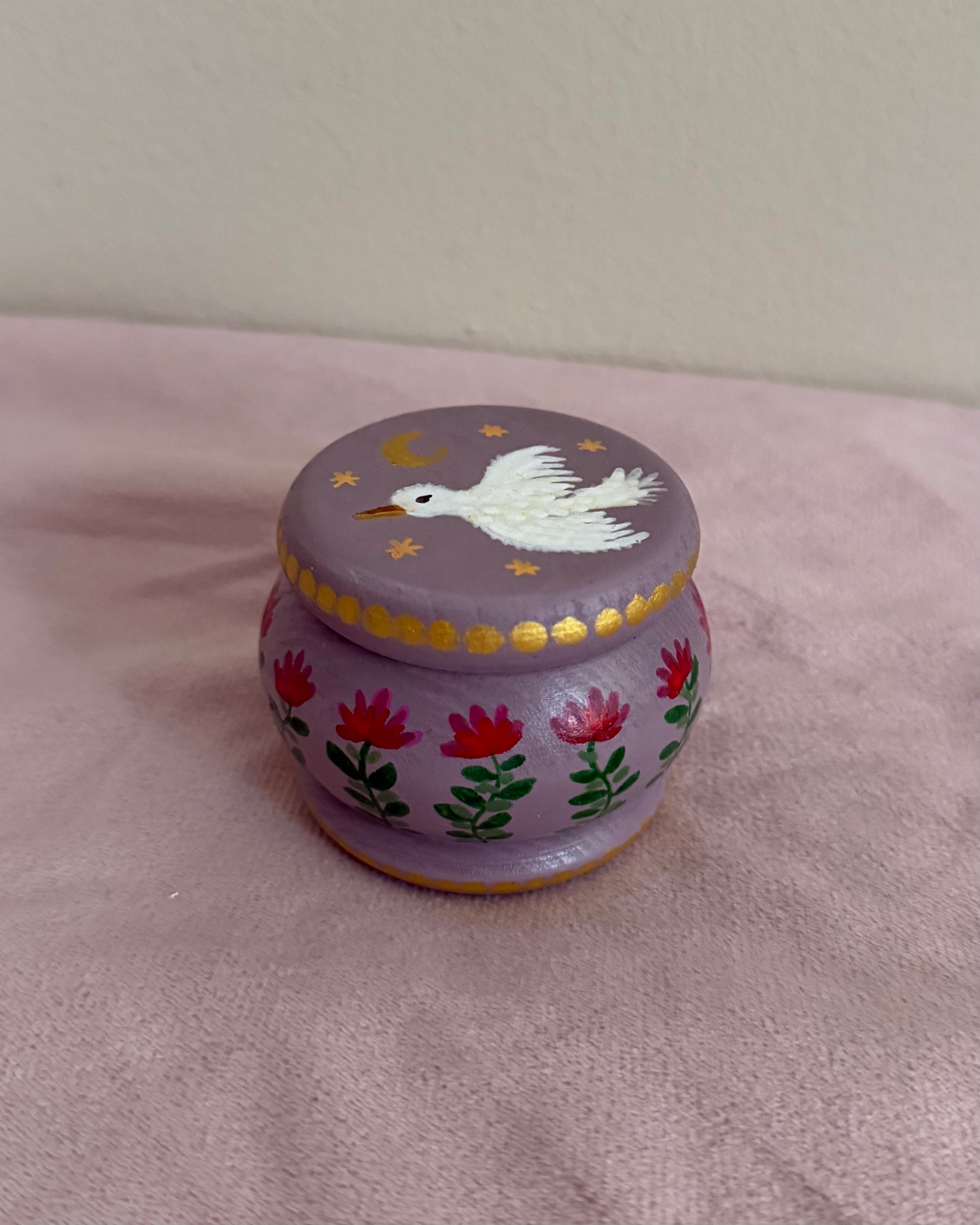 lilac hand-painted ringbox with flowers and bird and gold details voor vintage jewelrylovers bohemian interieur