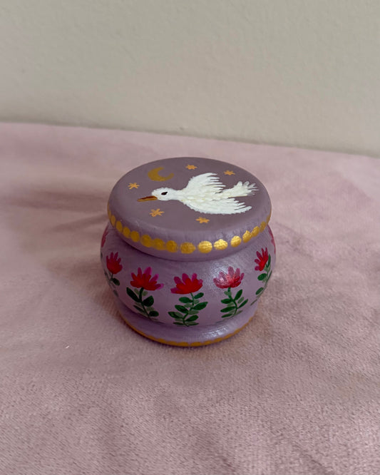 lilac hand-painted ringbox with flowers and bird and gold details voor vintage jewelrylovers bohemian interieur