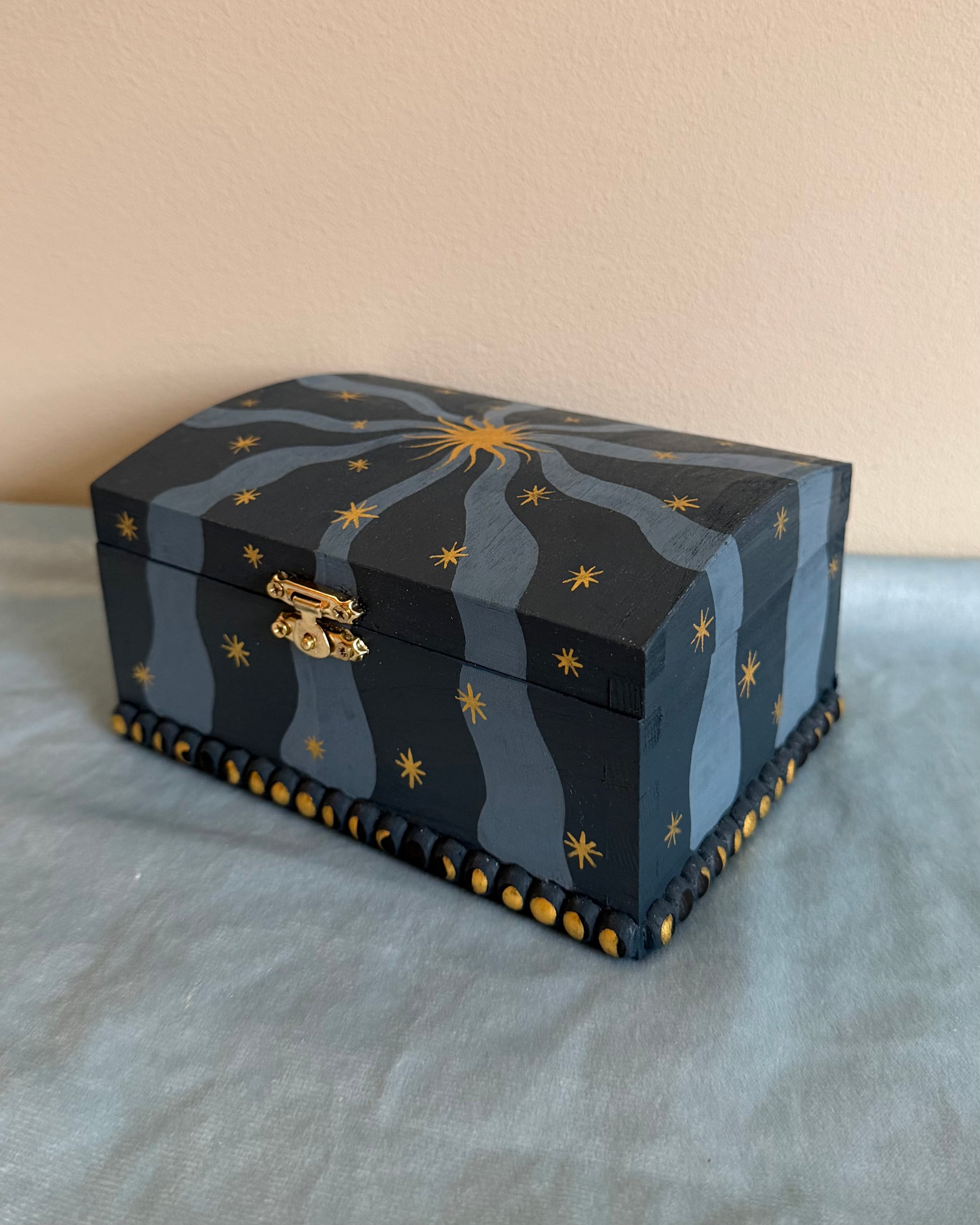 navy blue celestial ringbox for jewelrylovers and vintage gold jewelrycollectors 