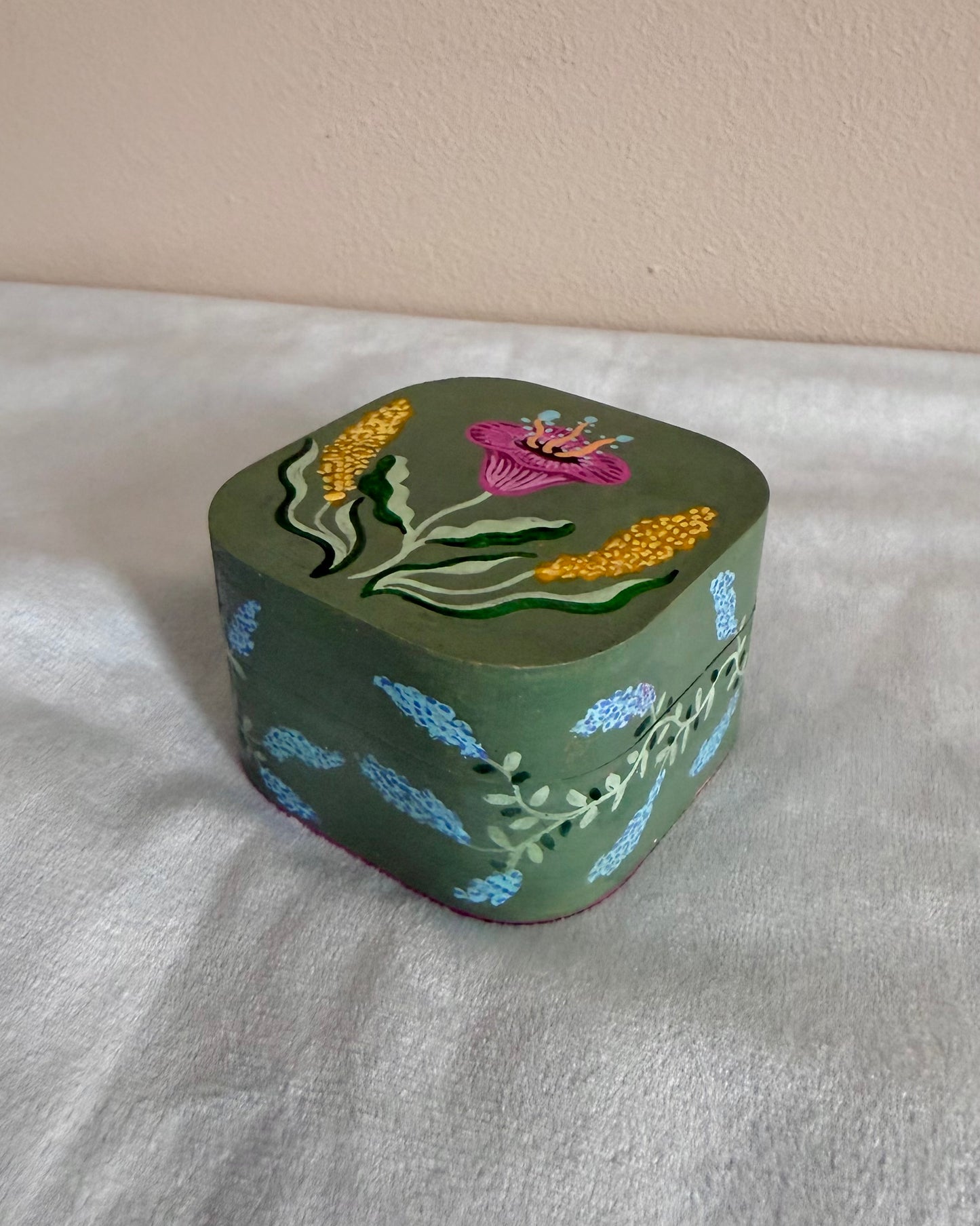 green floral ringbox with link shiny velvet lining for vintage ring lovers wedding box engagement ringbox proposal