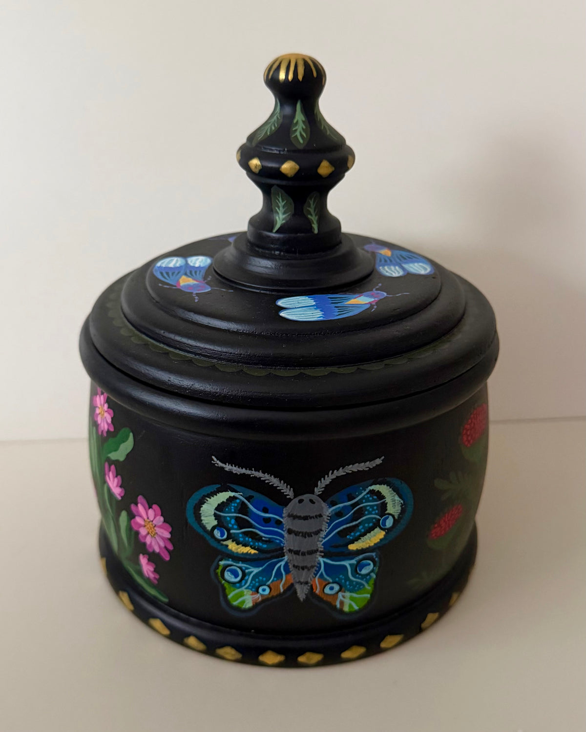Zwarte vintage sieradenkist met kleurijke vlinders 
