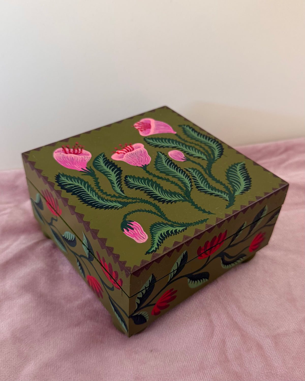 groene sieradendoos met roze en rode bloemen