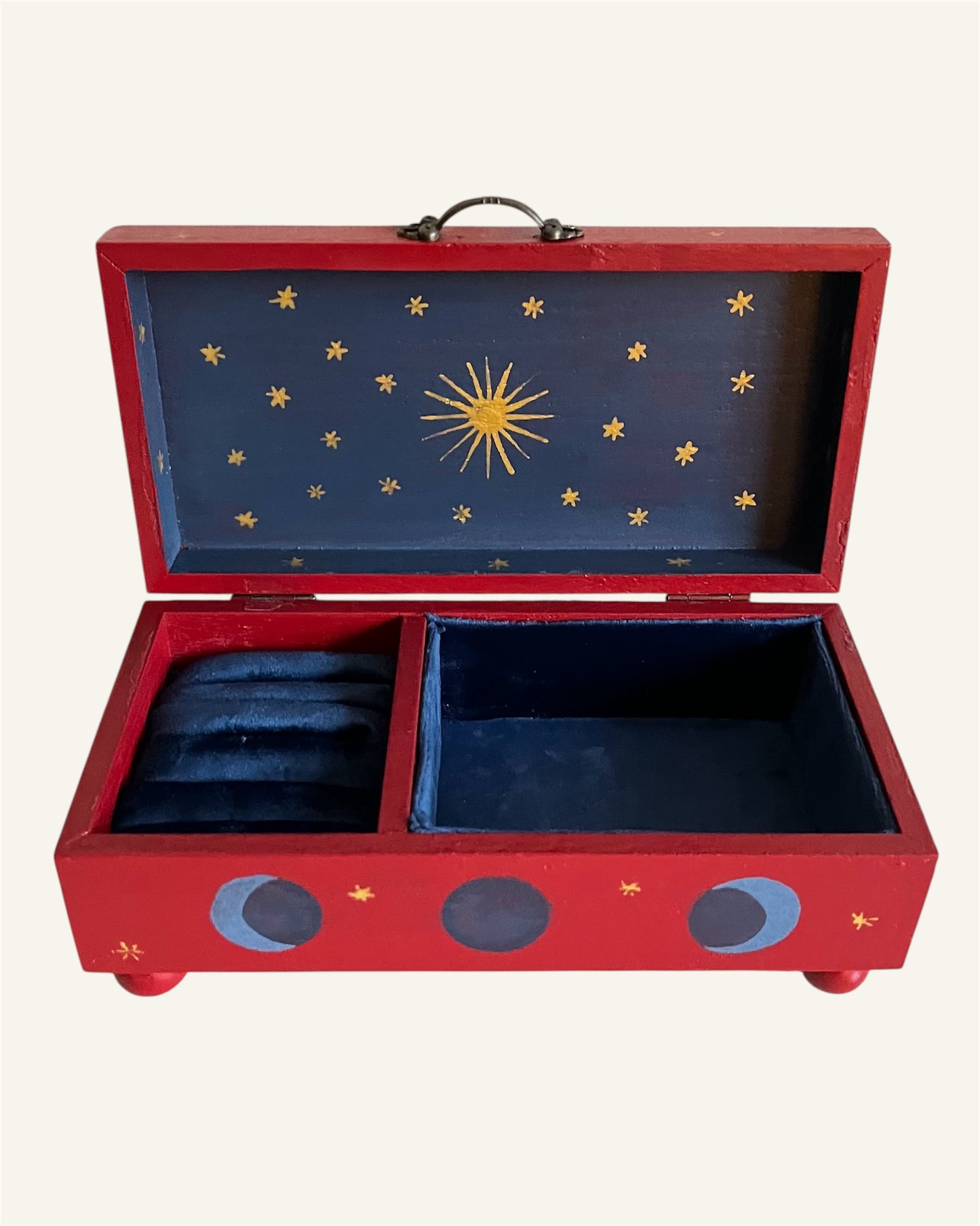 red jewelrybox with panter en stars with velvet blue lining 