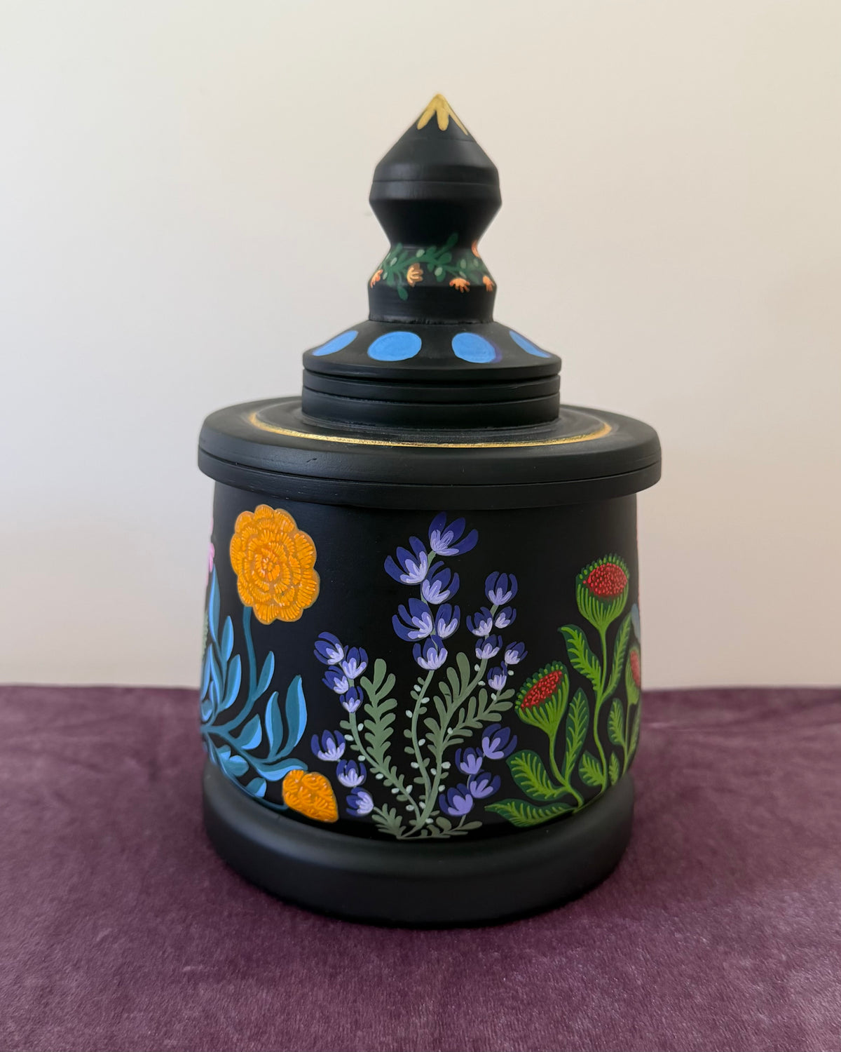 zwart pot voor vintage gouden ringen met kleurijke bloemen 