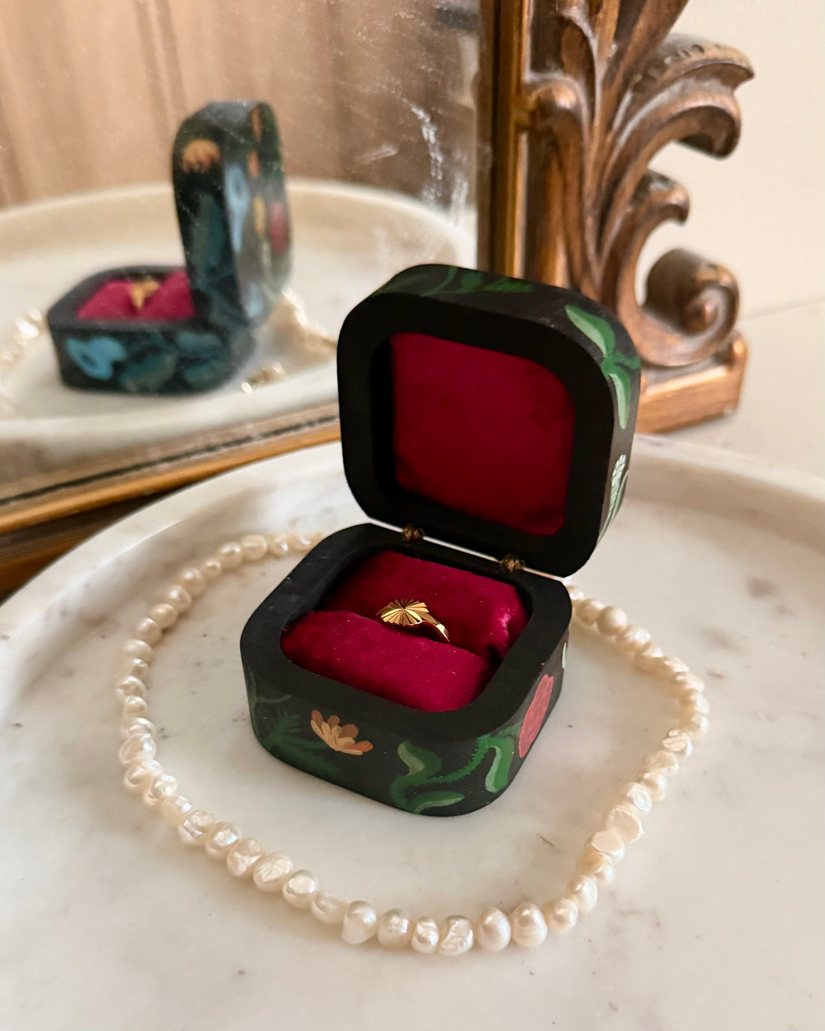 Classic ringbox with flowers and vintage jewelry