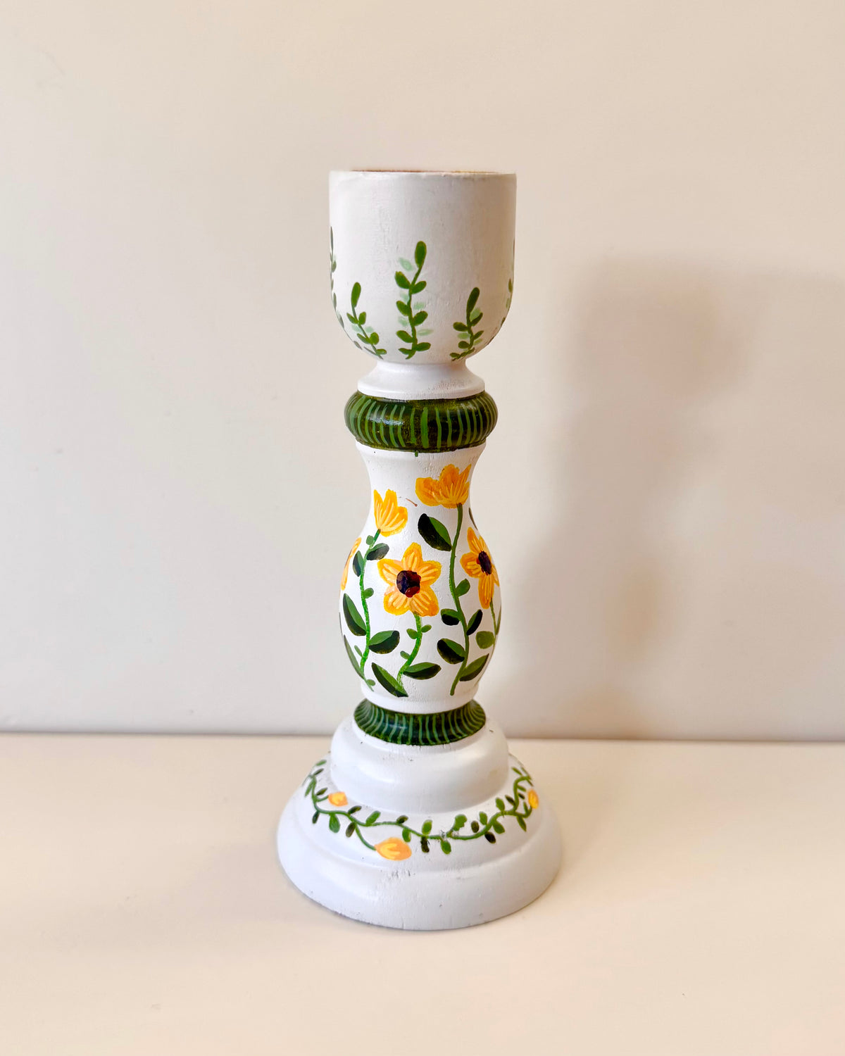 Witte houten kandelaar met handgeschilderde zonnenbloemen