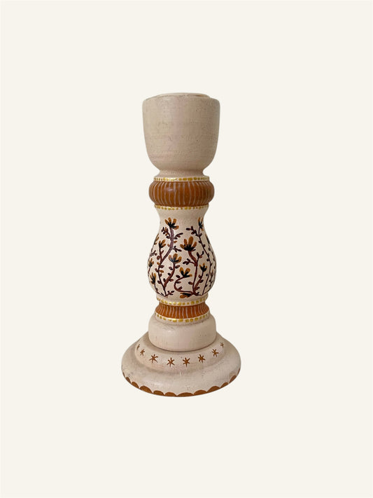 beige kandelaar met bloemen en natuurlijke tinten handbeschilderd interieur inspiratie 