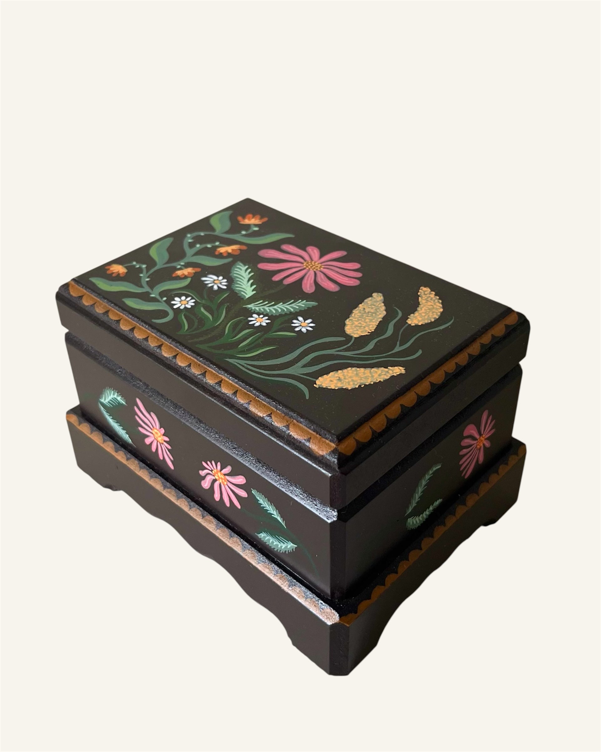 brown jewerlybox for rings with pink en orange flower art design rose pink. velvet lining 