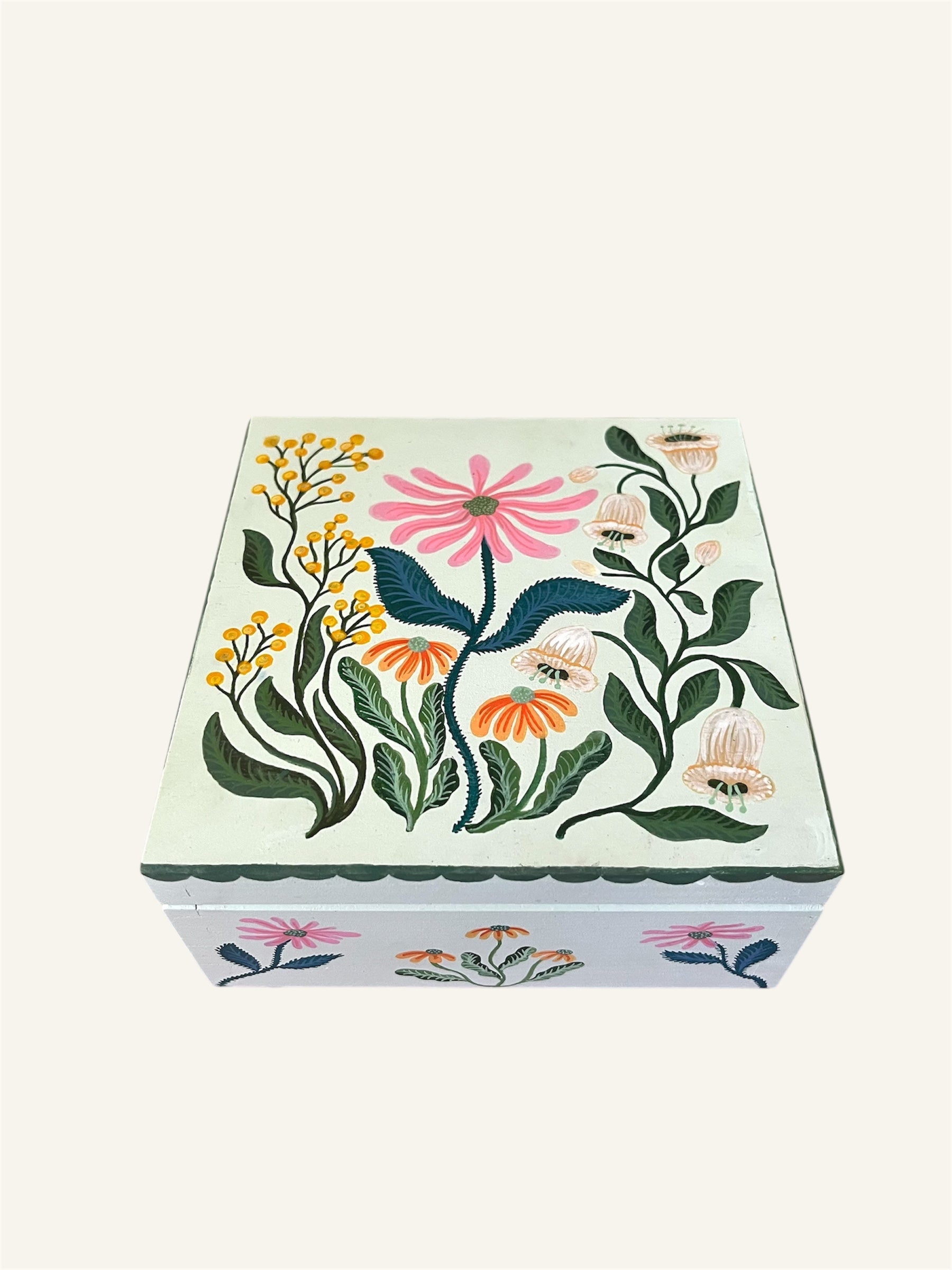 handbeschilderde sieradendoos met bloemen en roze fluwelen bekleding