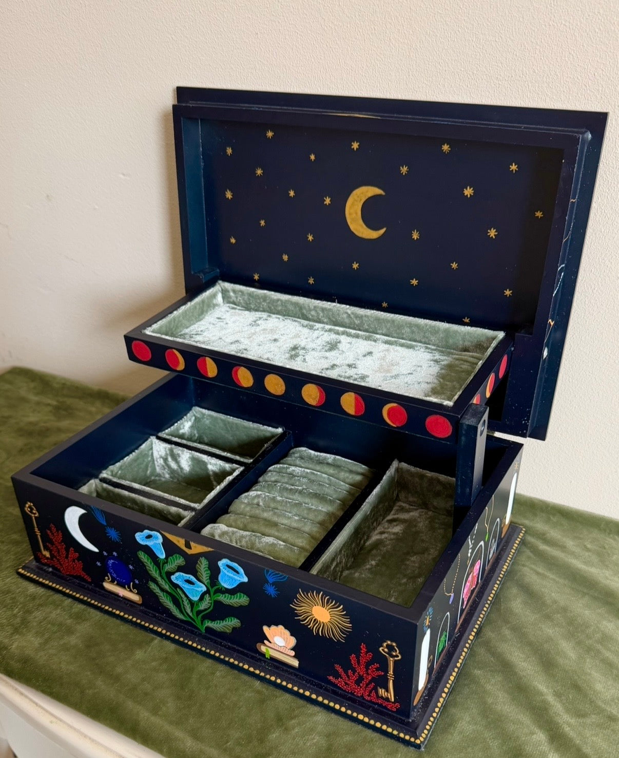 handmade jewelrybox with silk velvet linninf for vintage gold jewellery