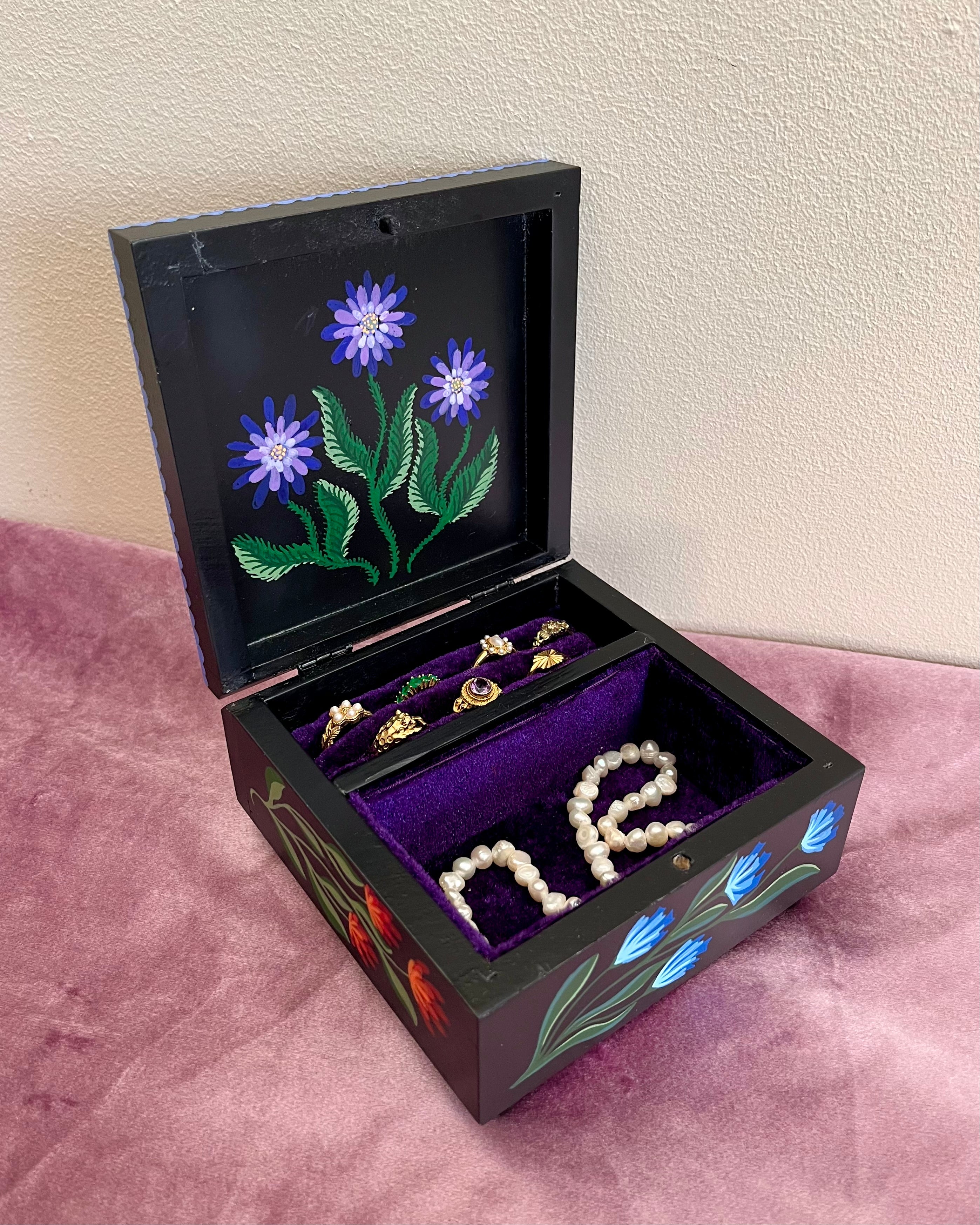 handpainted black jewelrybox with colorful flowers and vintage gouden jewelry