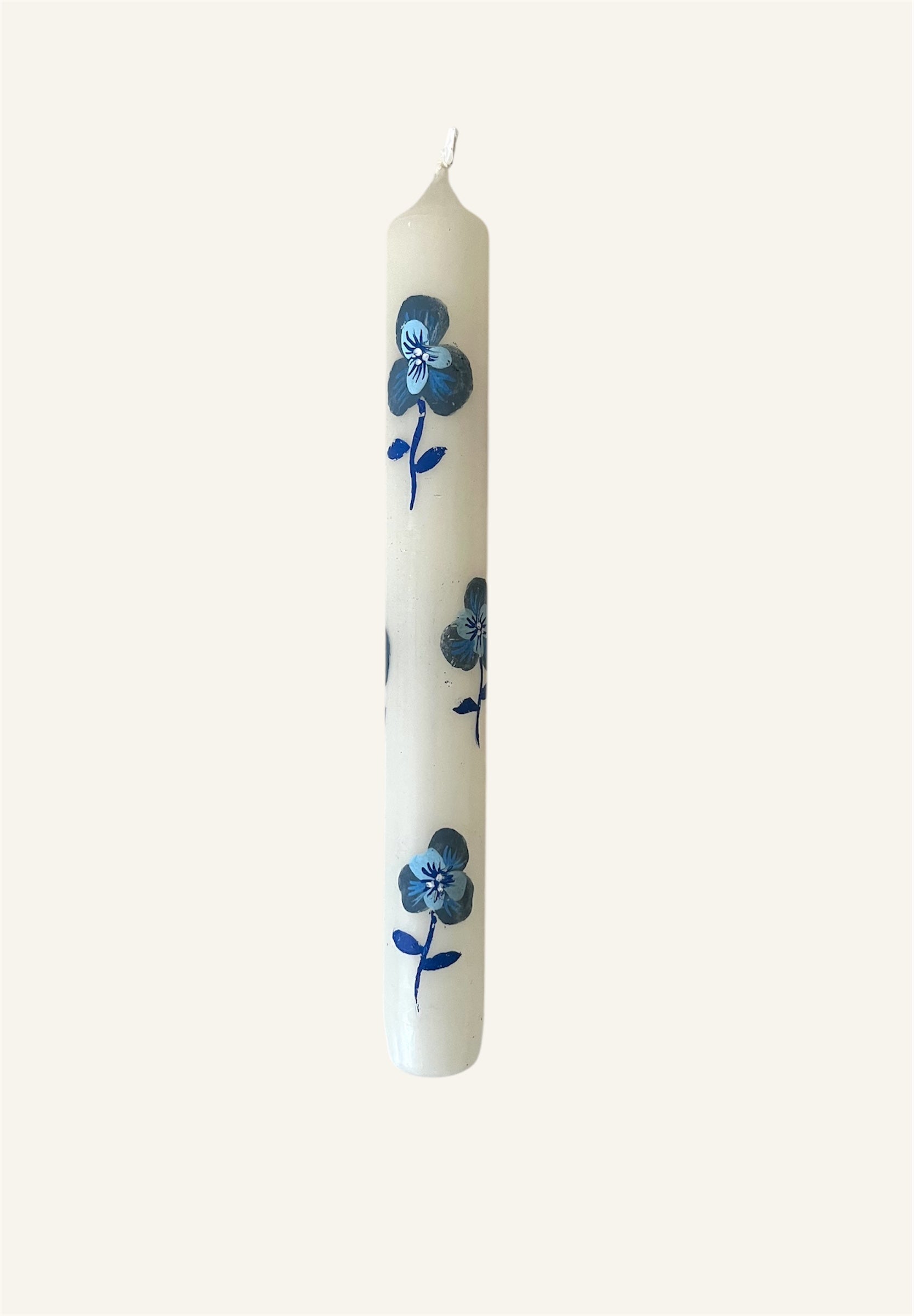 witte kaars met blauwe handbeschilderde viooltjes